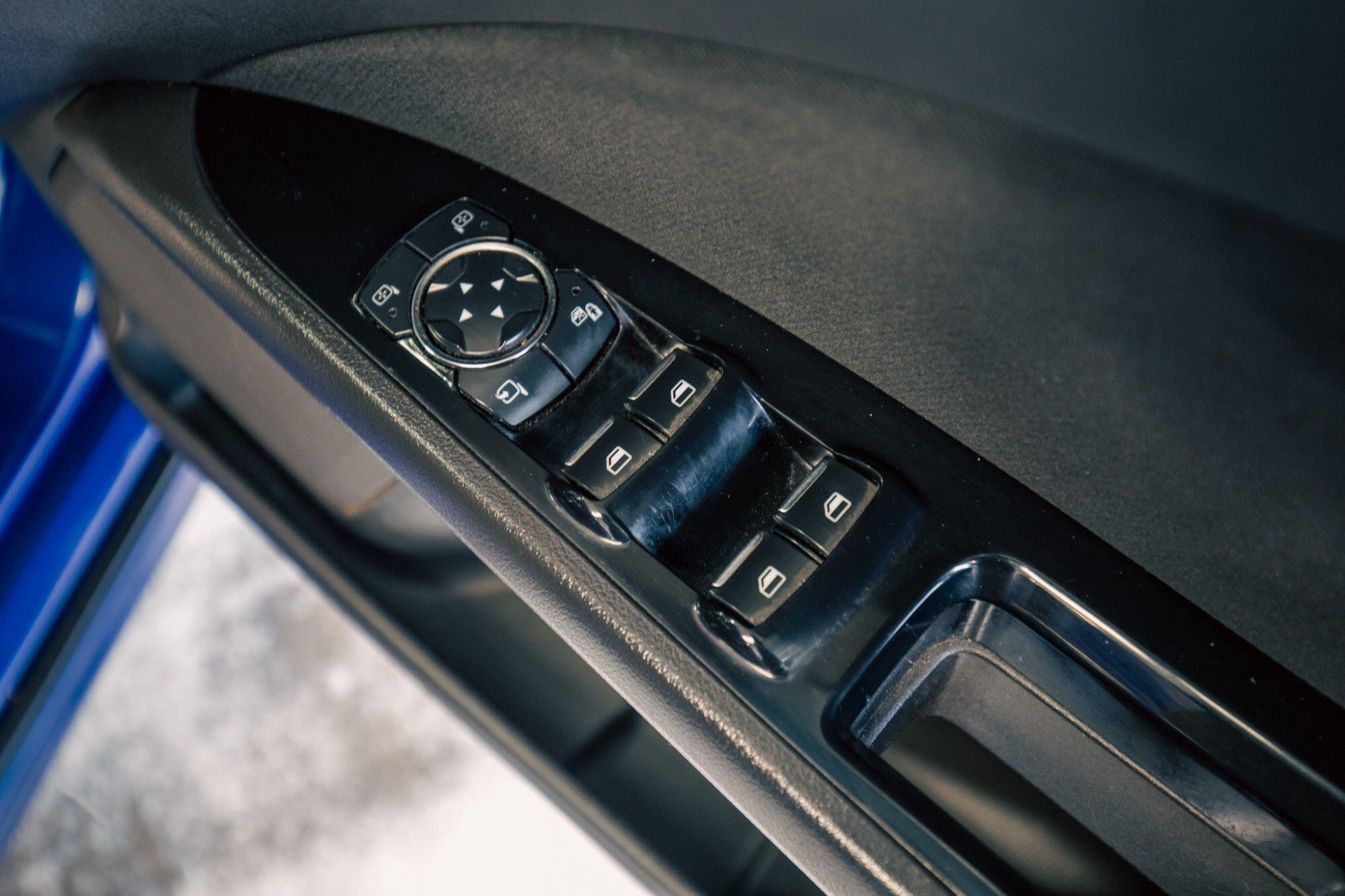 Ford Mondeo view 10