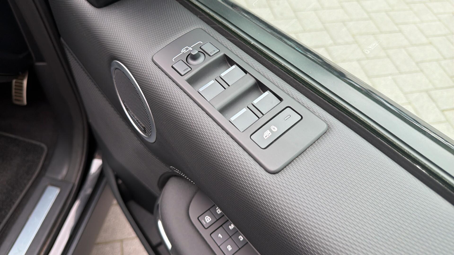 Land Rover Discovery view 26