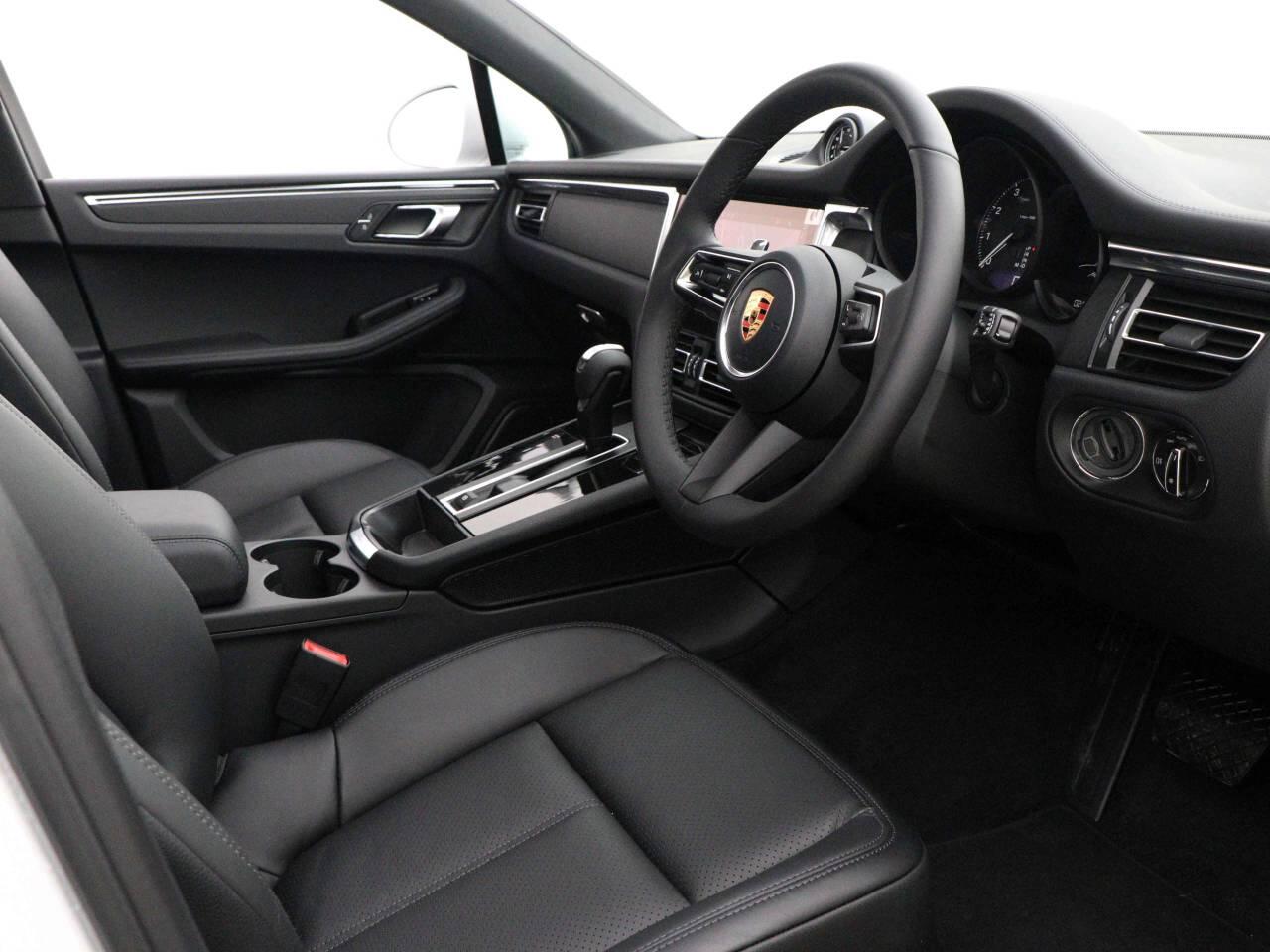 Porsche Macan view 4