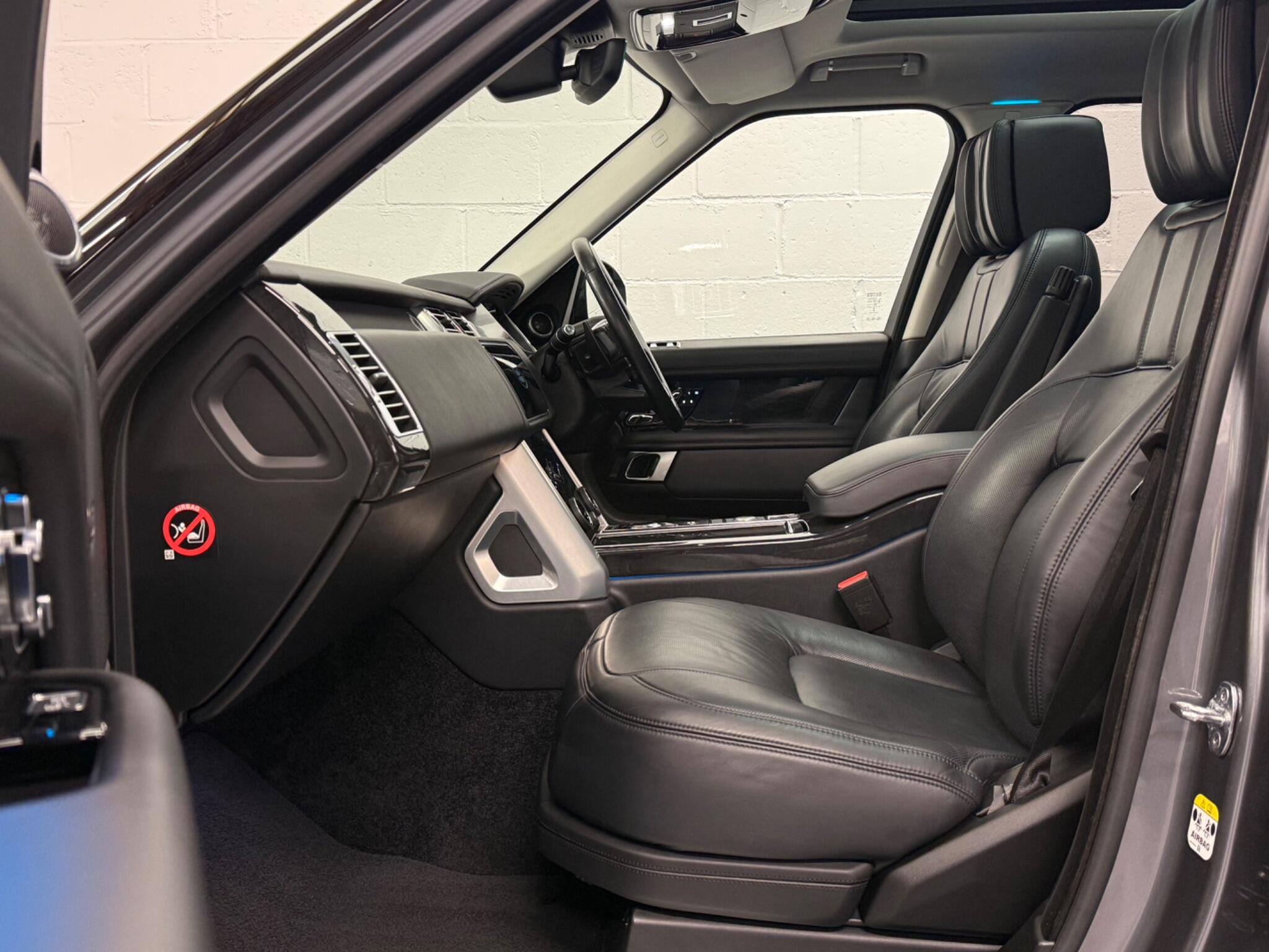 Land Rover Range Rover view 3