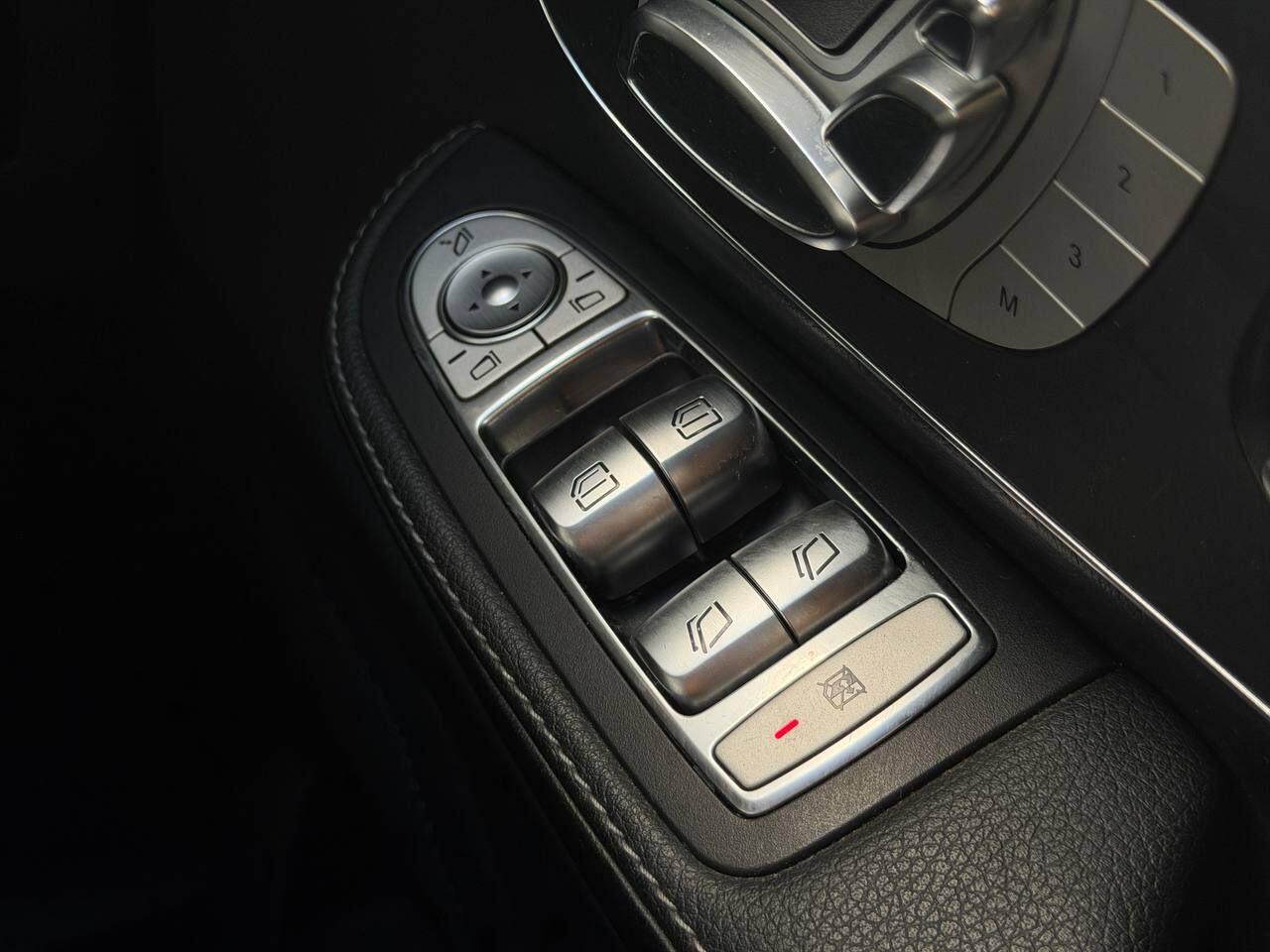 Mercedes-Benz Eqv view 39
