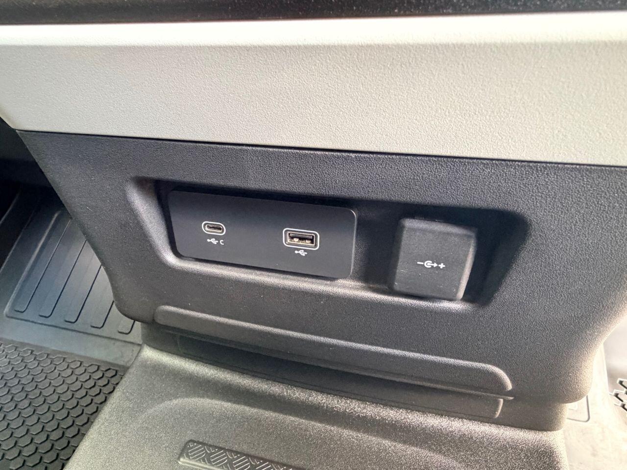 Land Rover Defender view 31