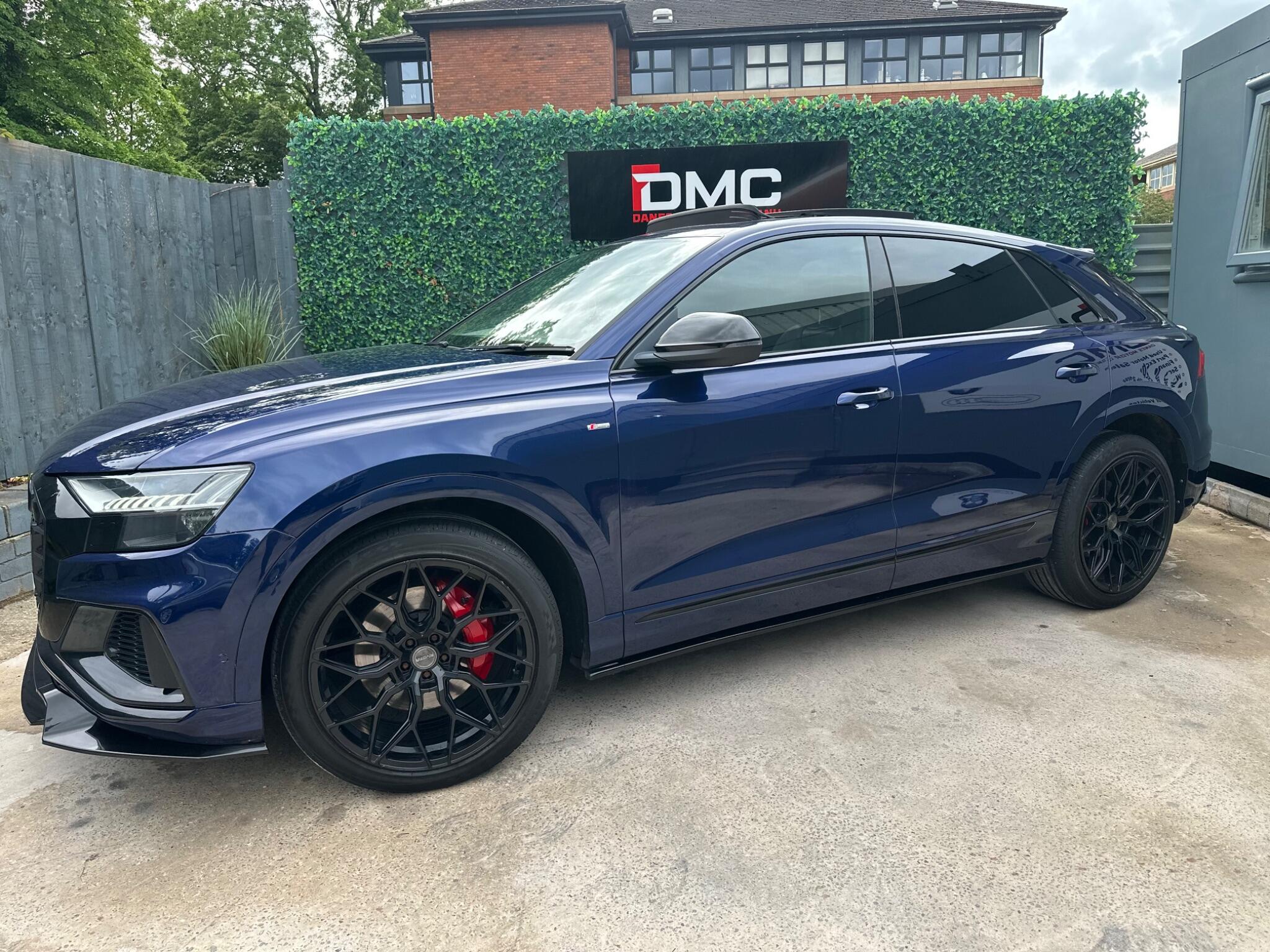 Audi Q8 view 8