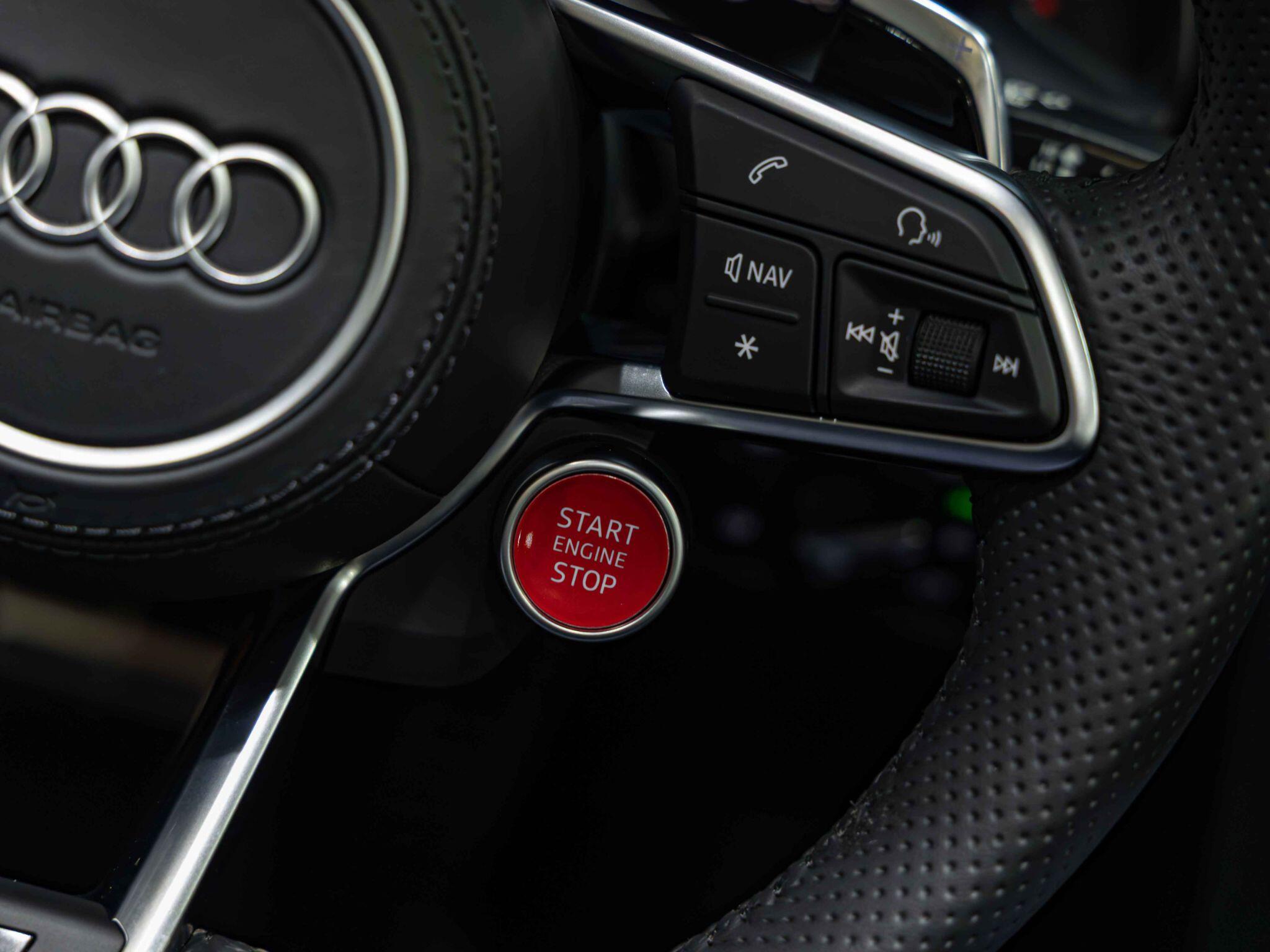 Audi R8 view 25