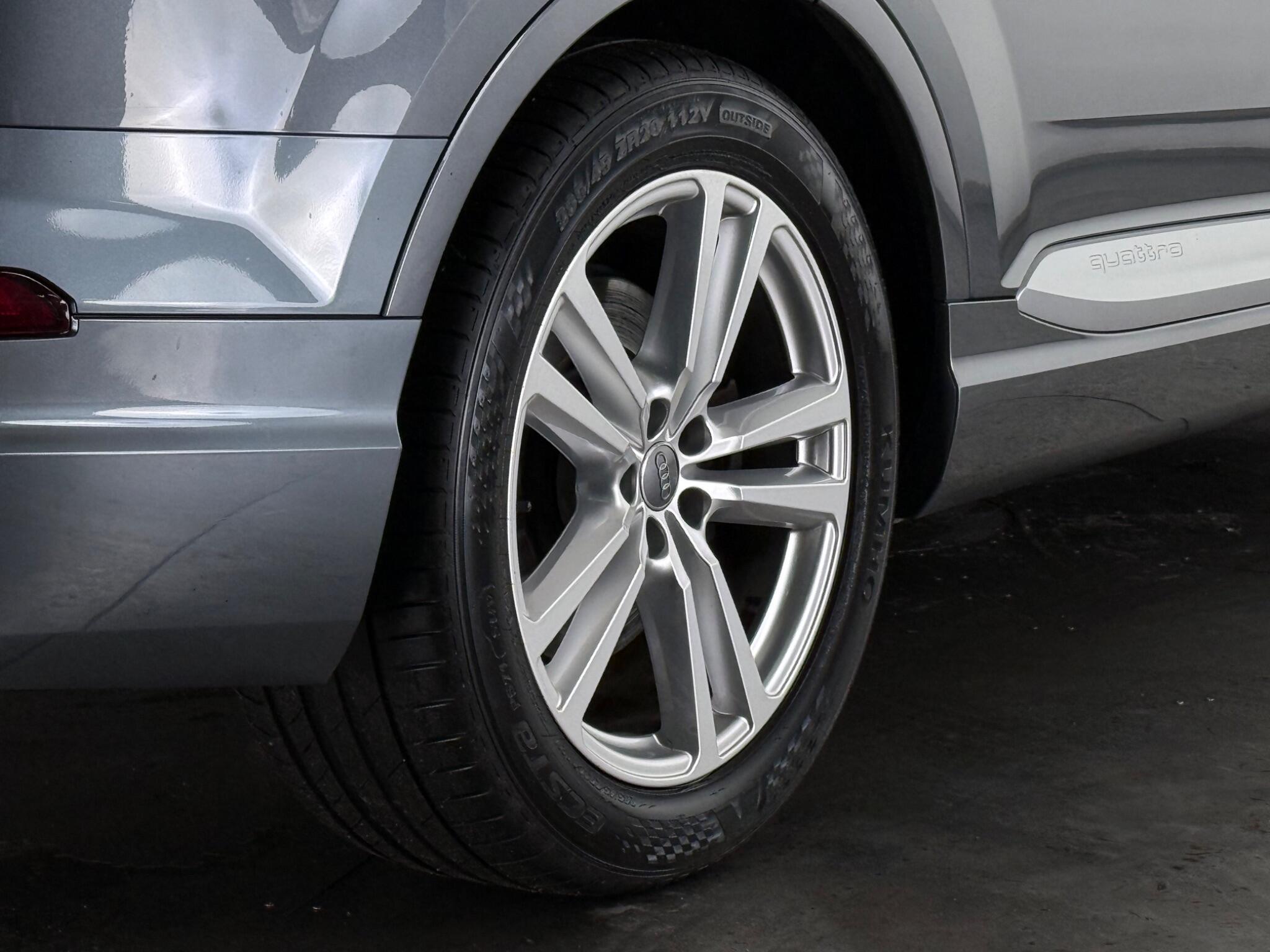 Audi Q7 view 10