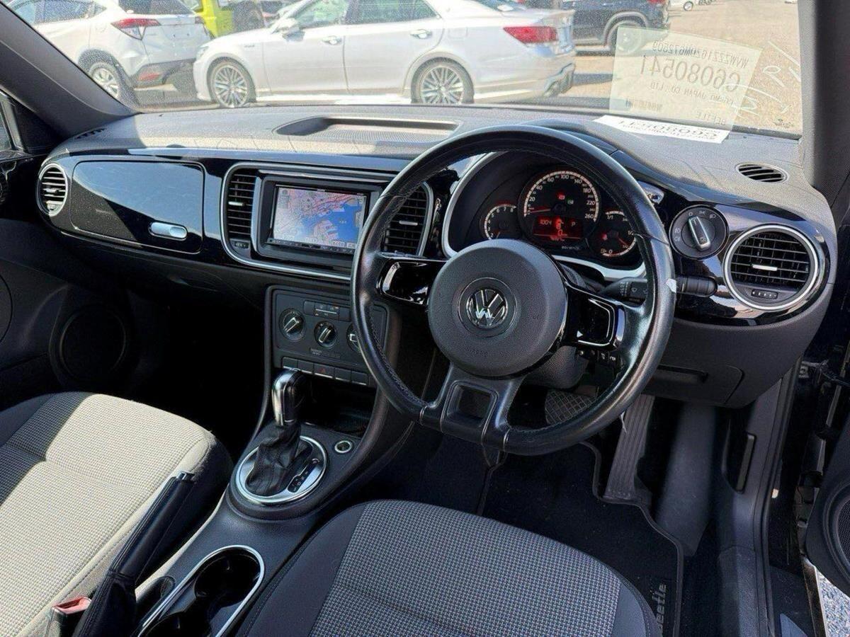 Volkswagen Beetle view 11