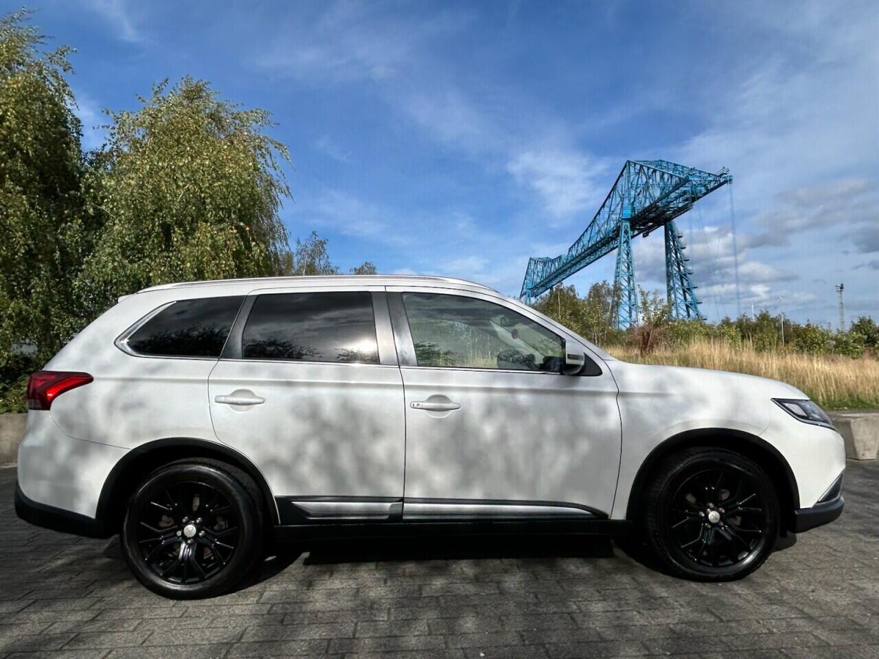 Mitsubishi Outlander view 2