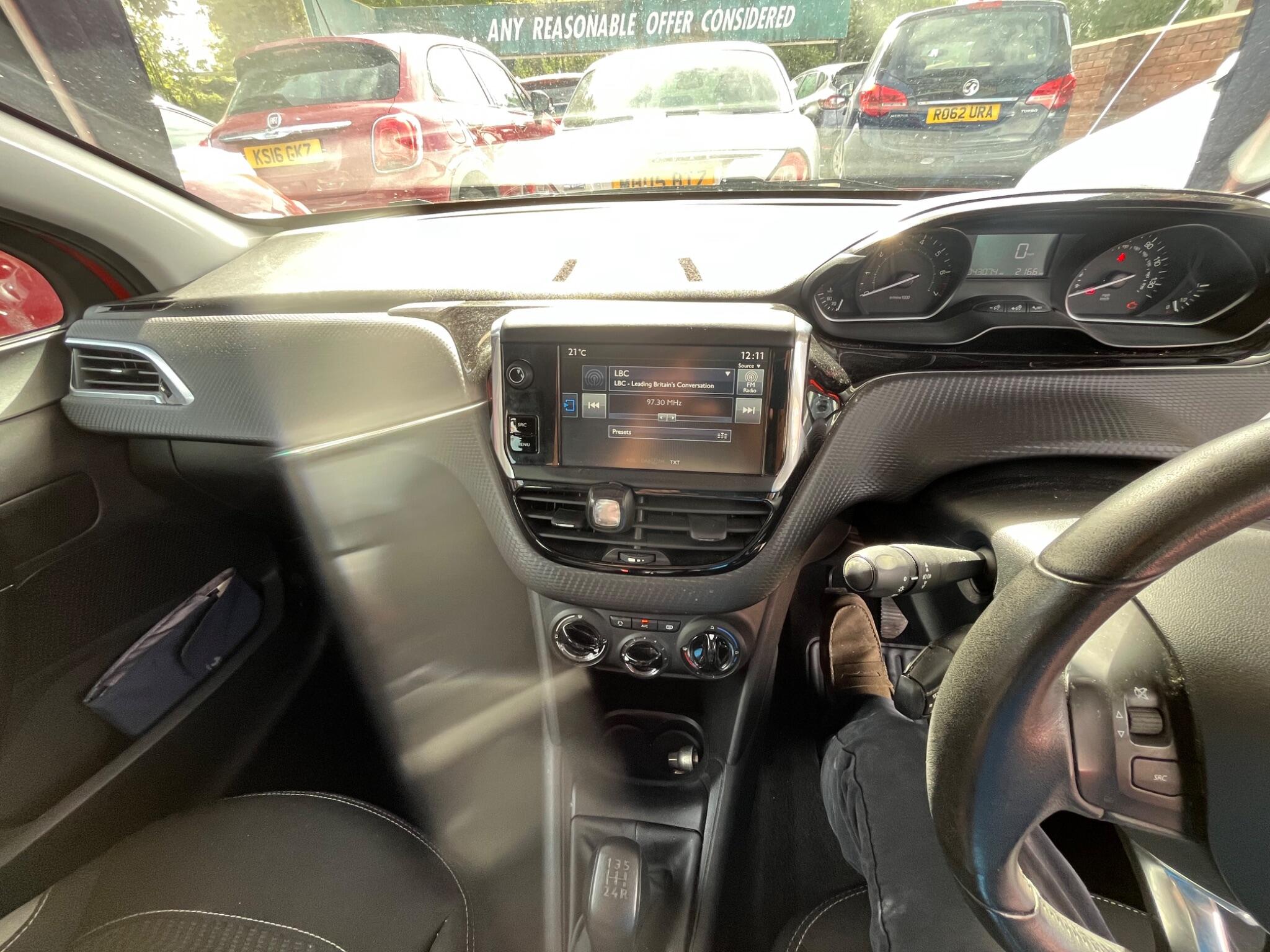 Peugeot 208 view 14