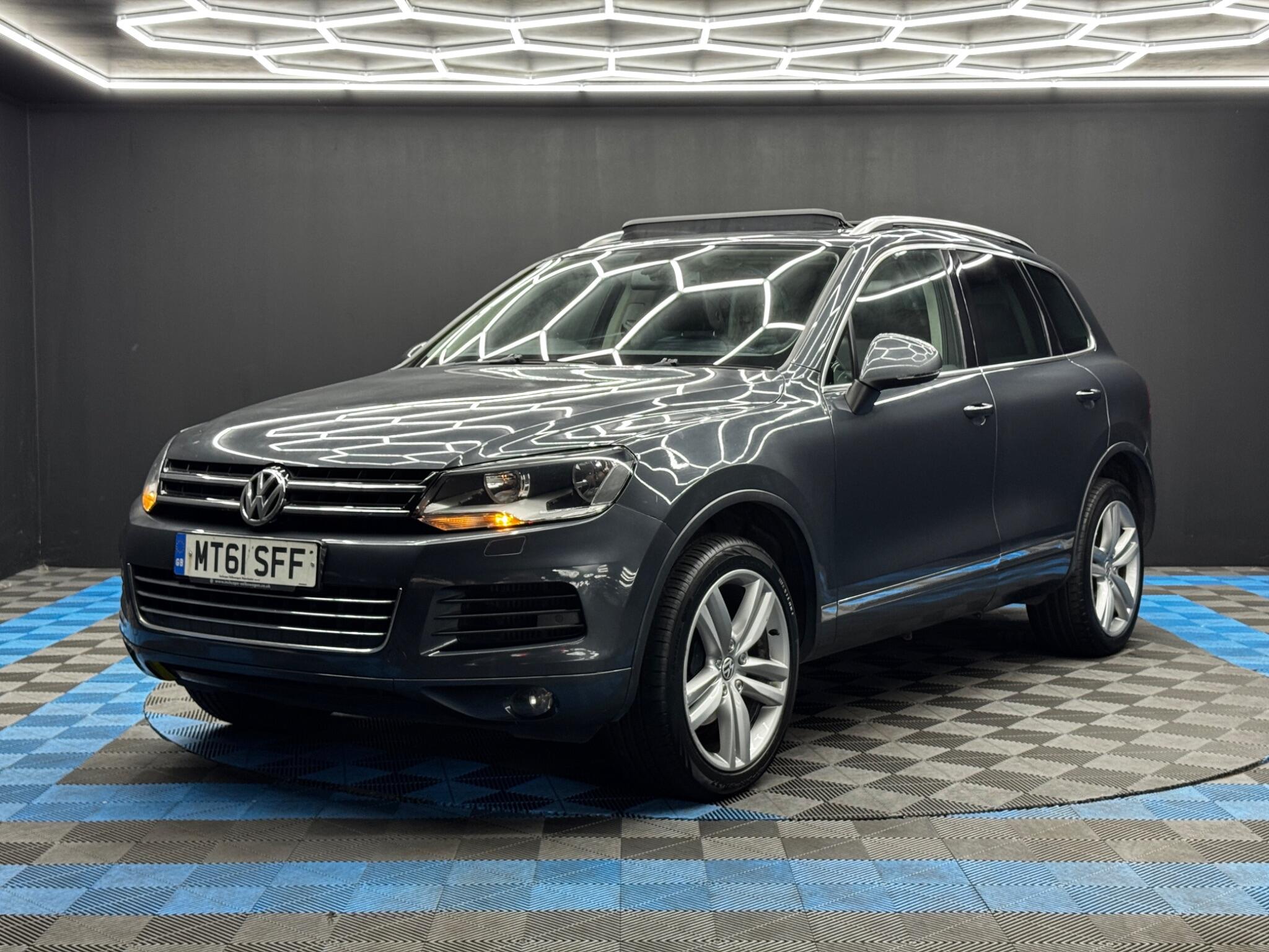 Volkswagen Touareg view 3