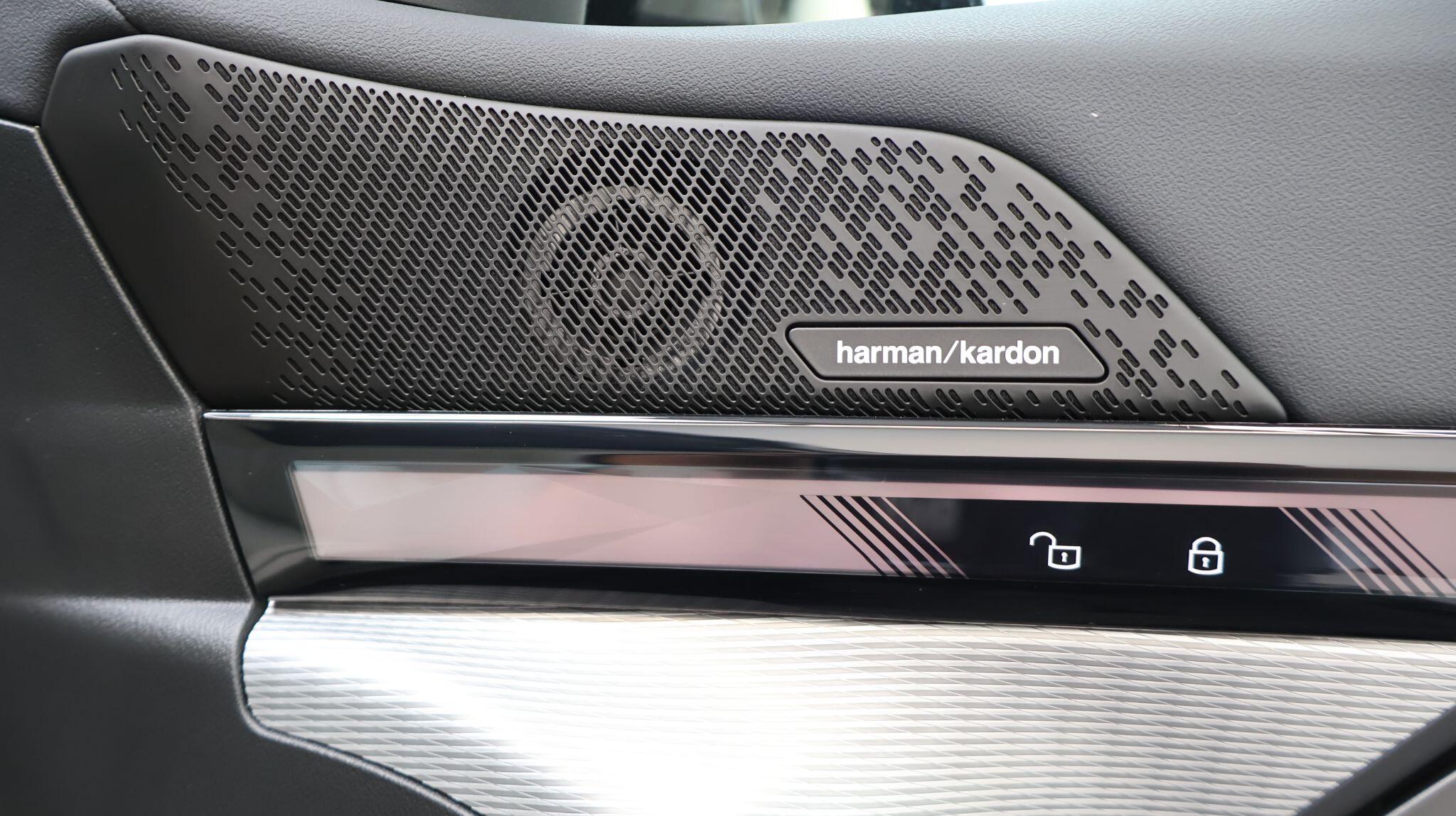 BMW 5 Series view 19