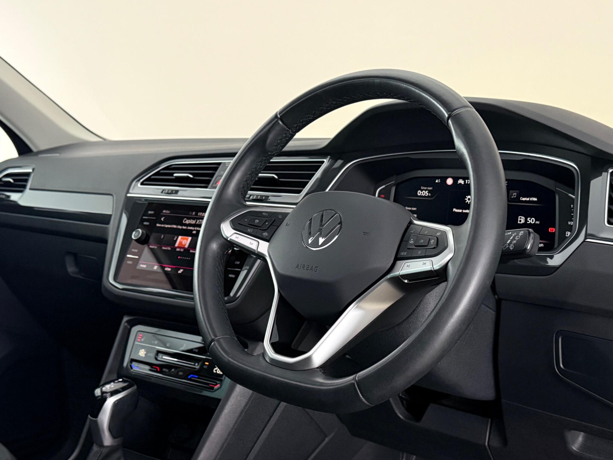 Volkswagen Tiguan view 3