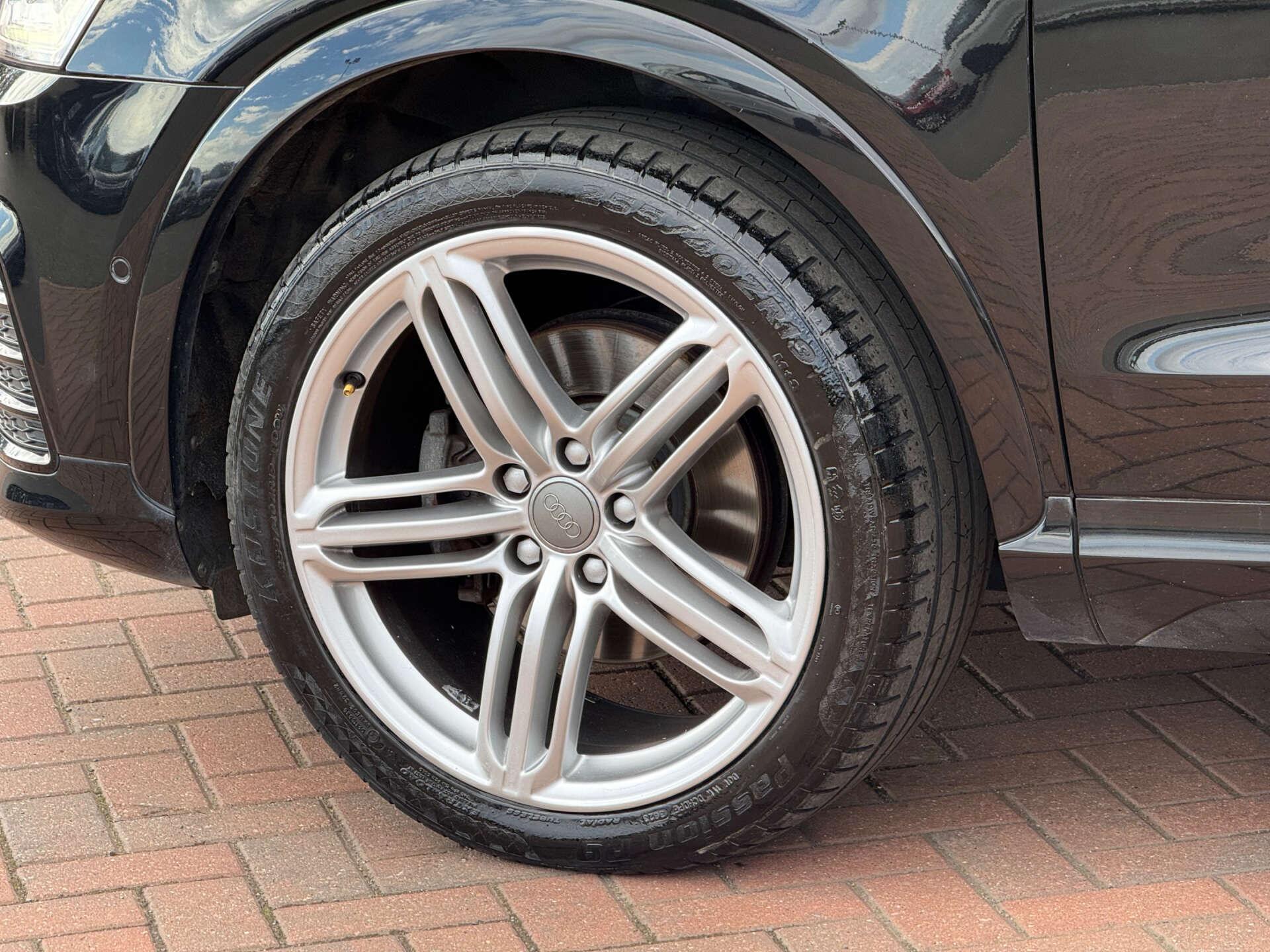 Audi Q3 view 9