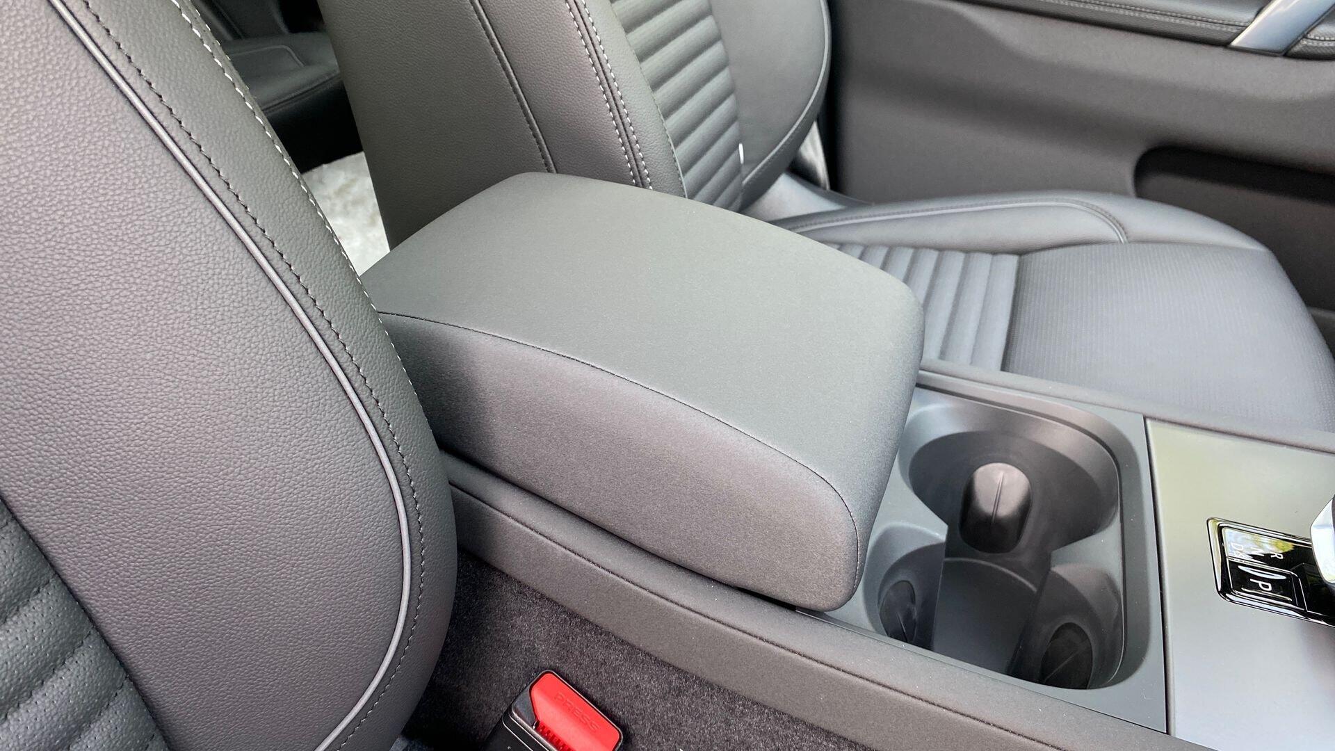 Land Rover Discovery Sport view 28