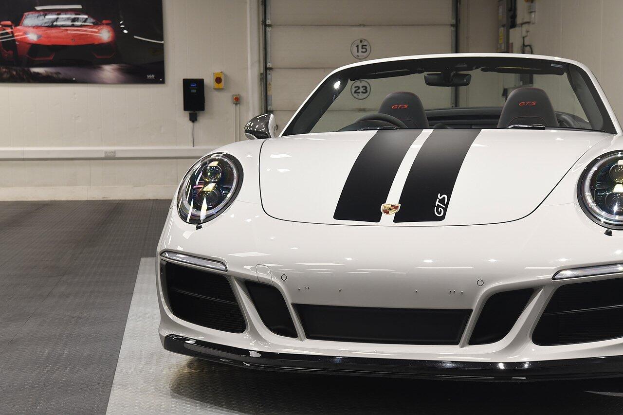 Porsche 911 view 34
