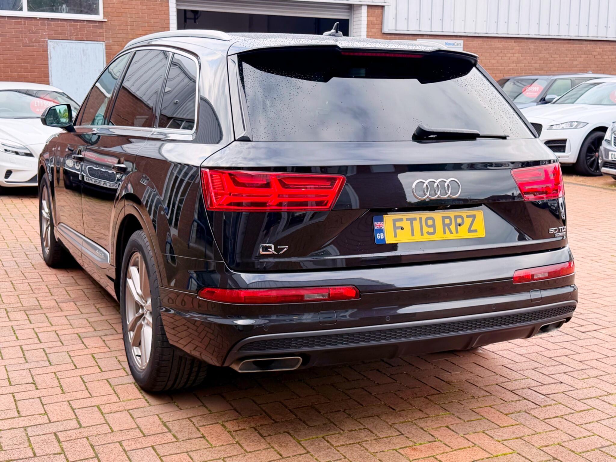 Audi Q7 view 25