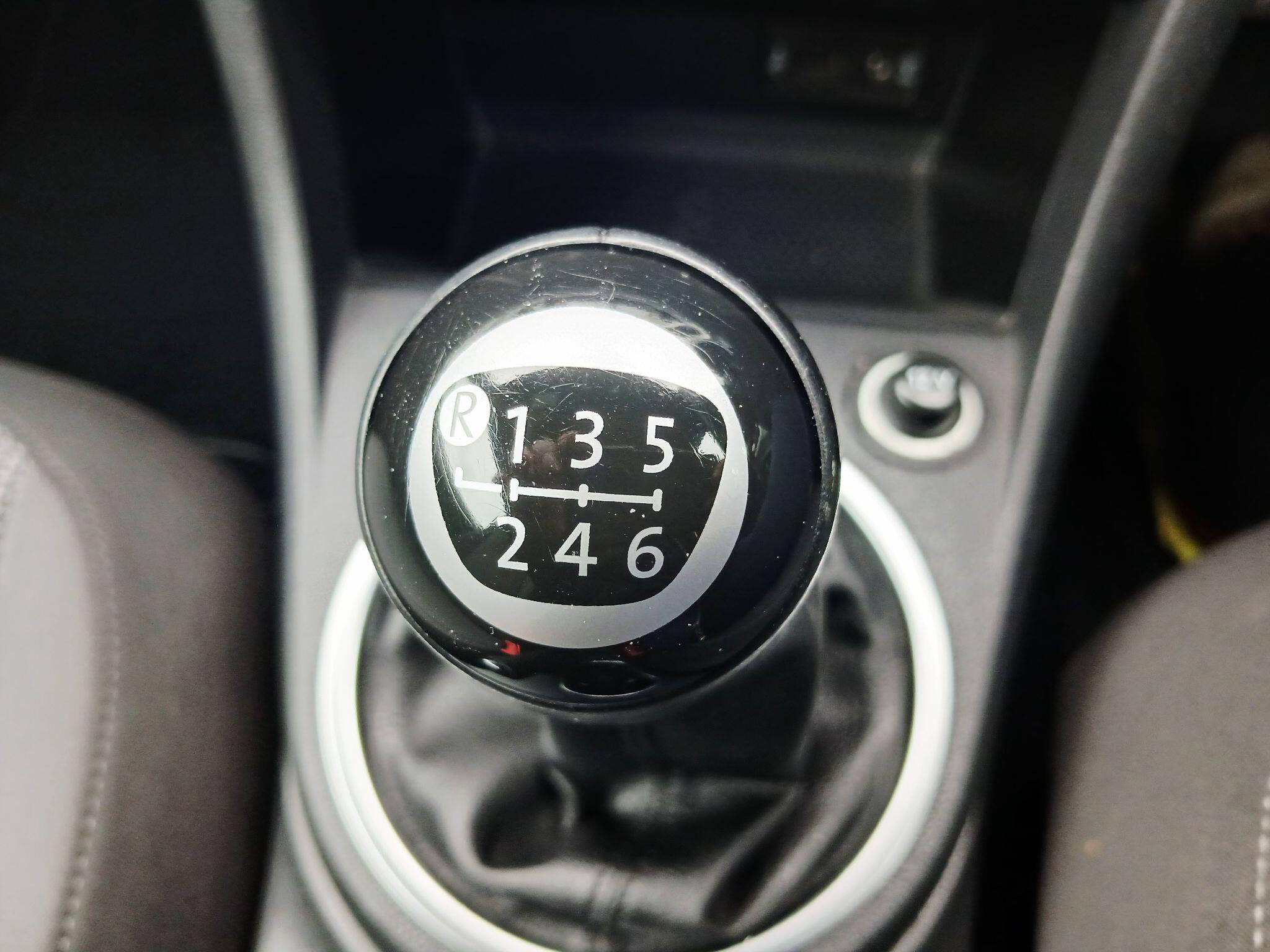 2015 Volkswagen Beetle image 30