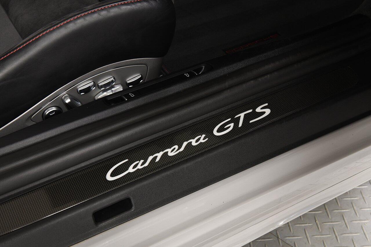 Porsche 911 view 25