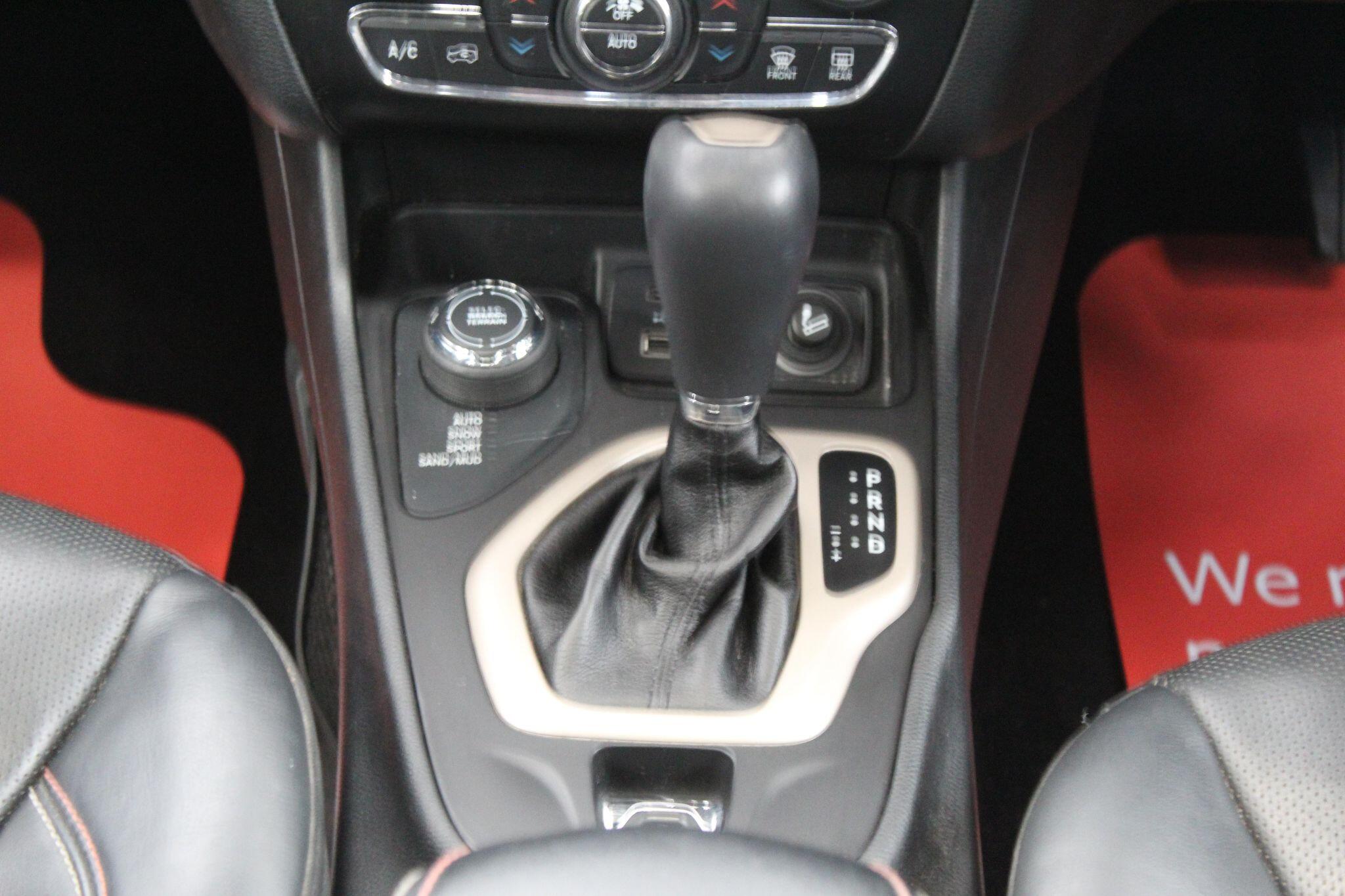 Jeep Cherokee view 45