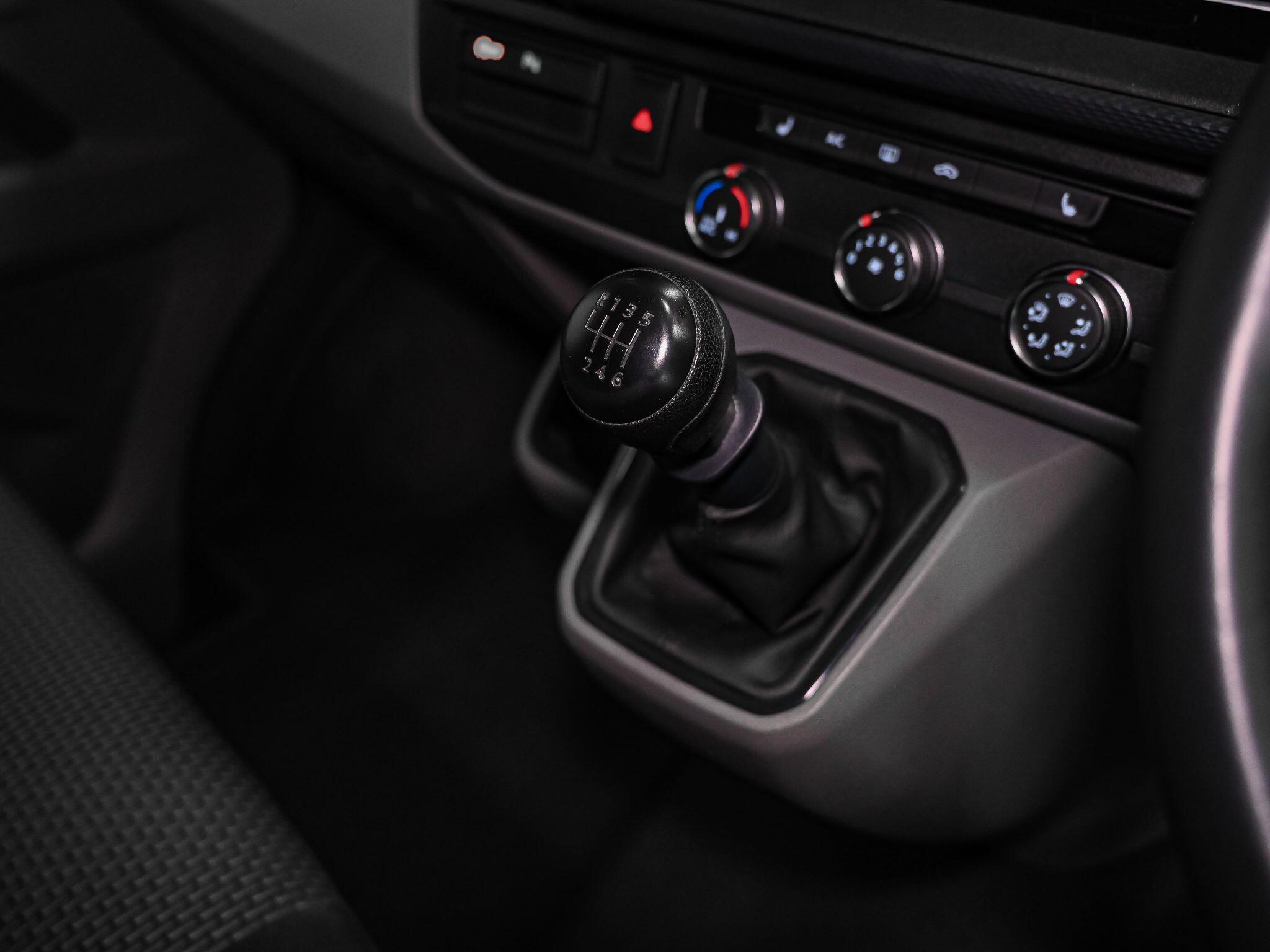 Volkswagen Transporter view 7