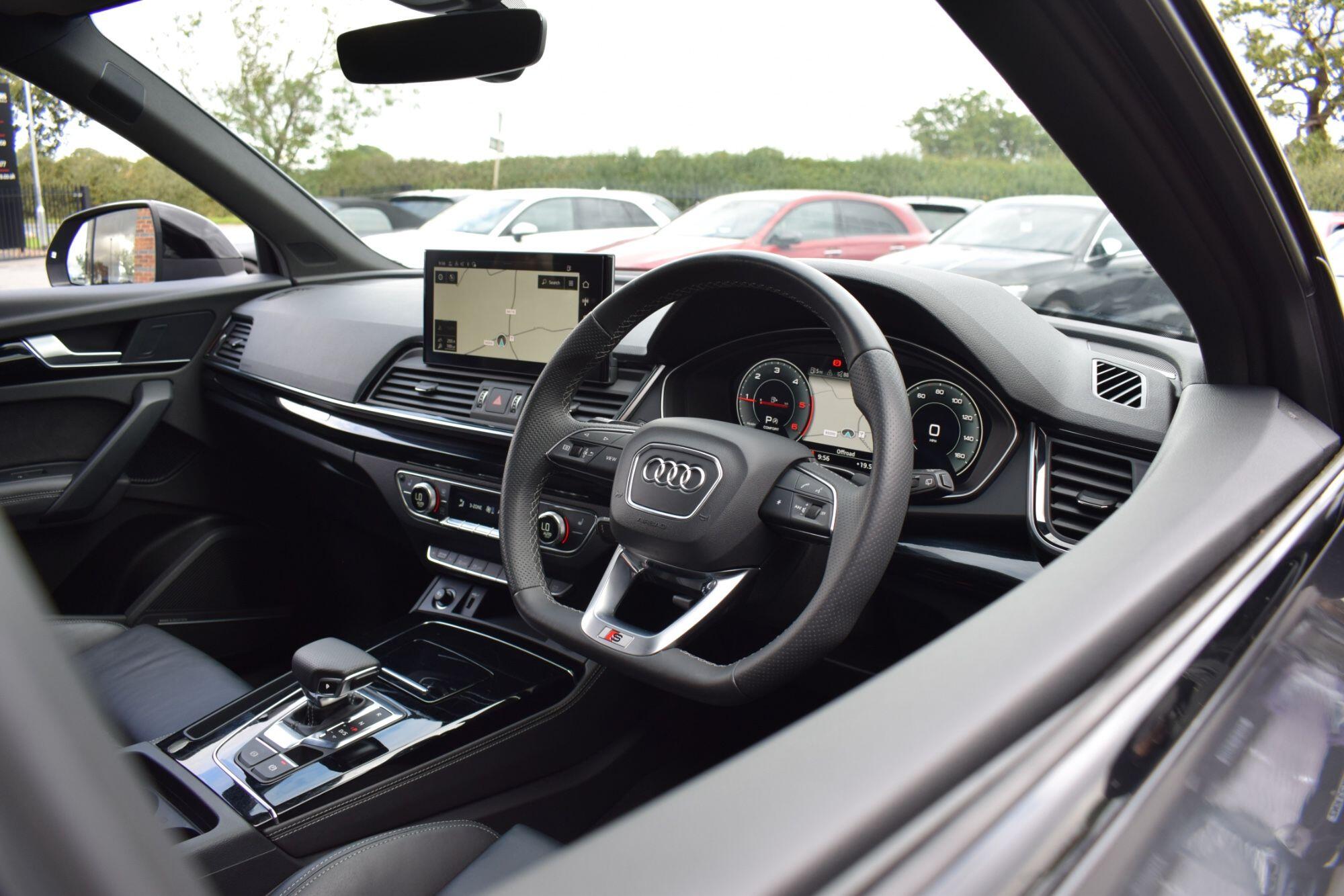 Audi Q5 view 11