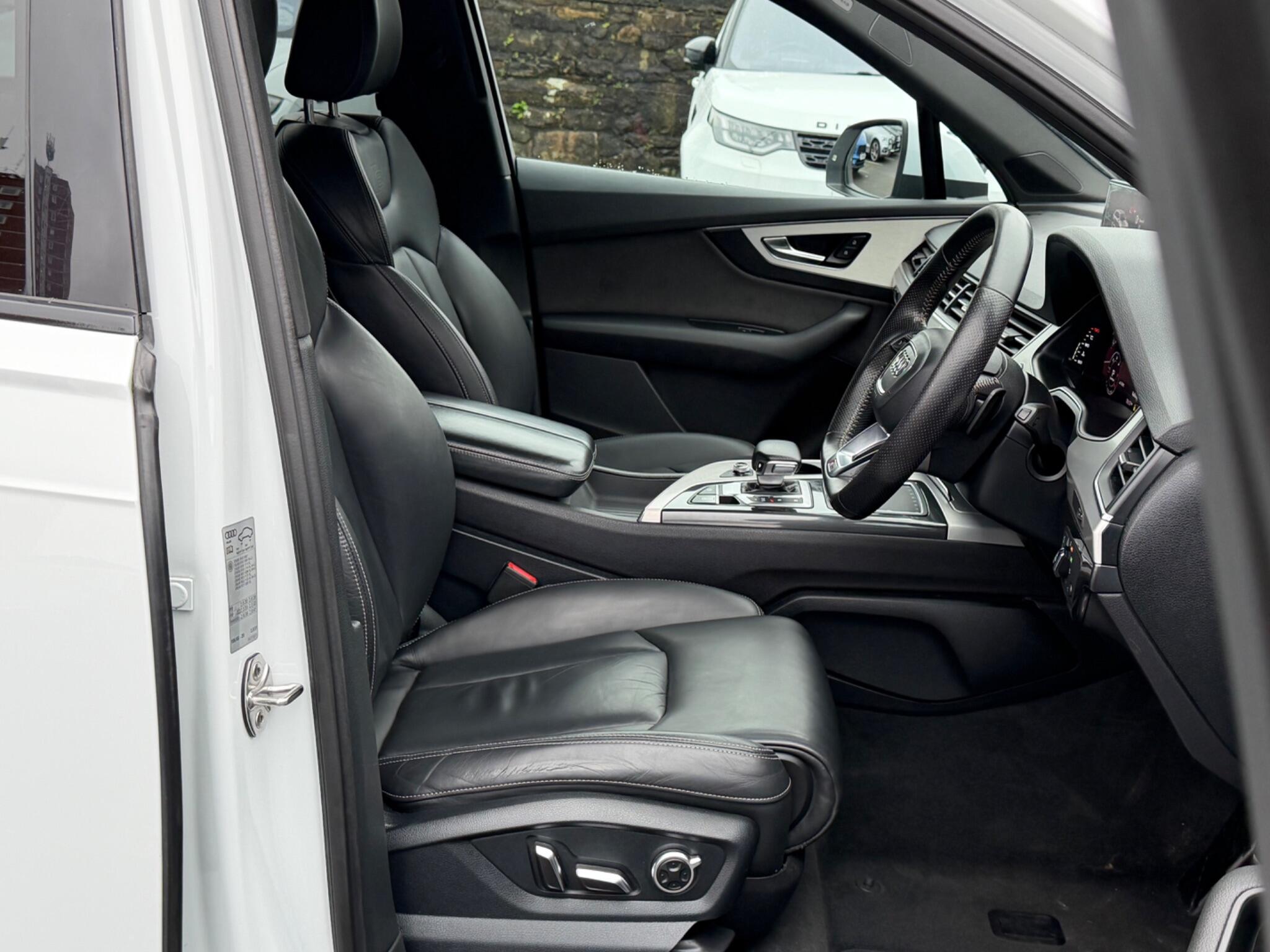 Audi Q7 view 14