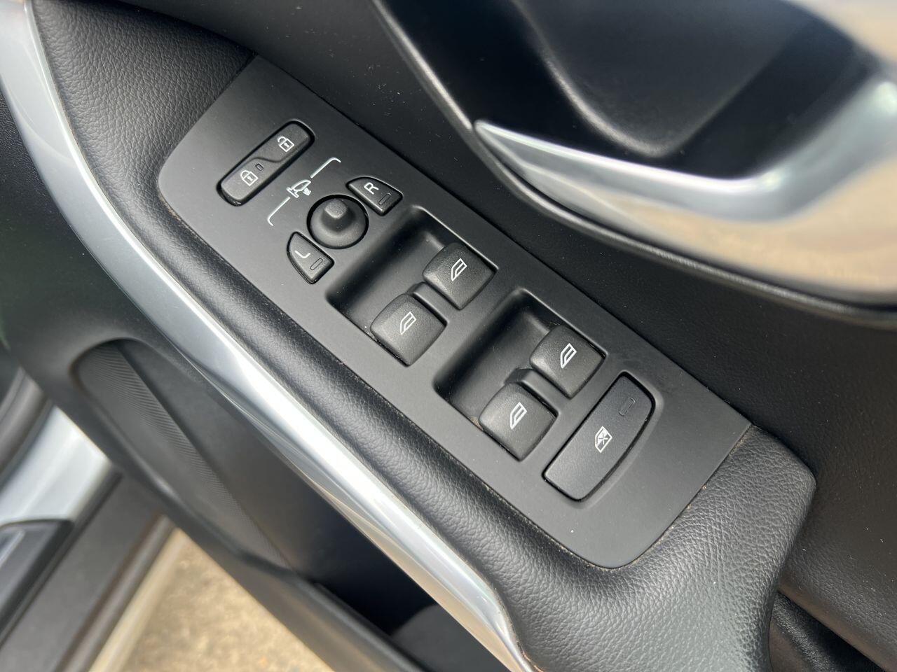 Volvo V40 Cross Country view 52