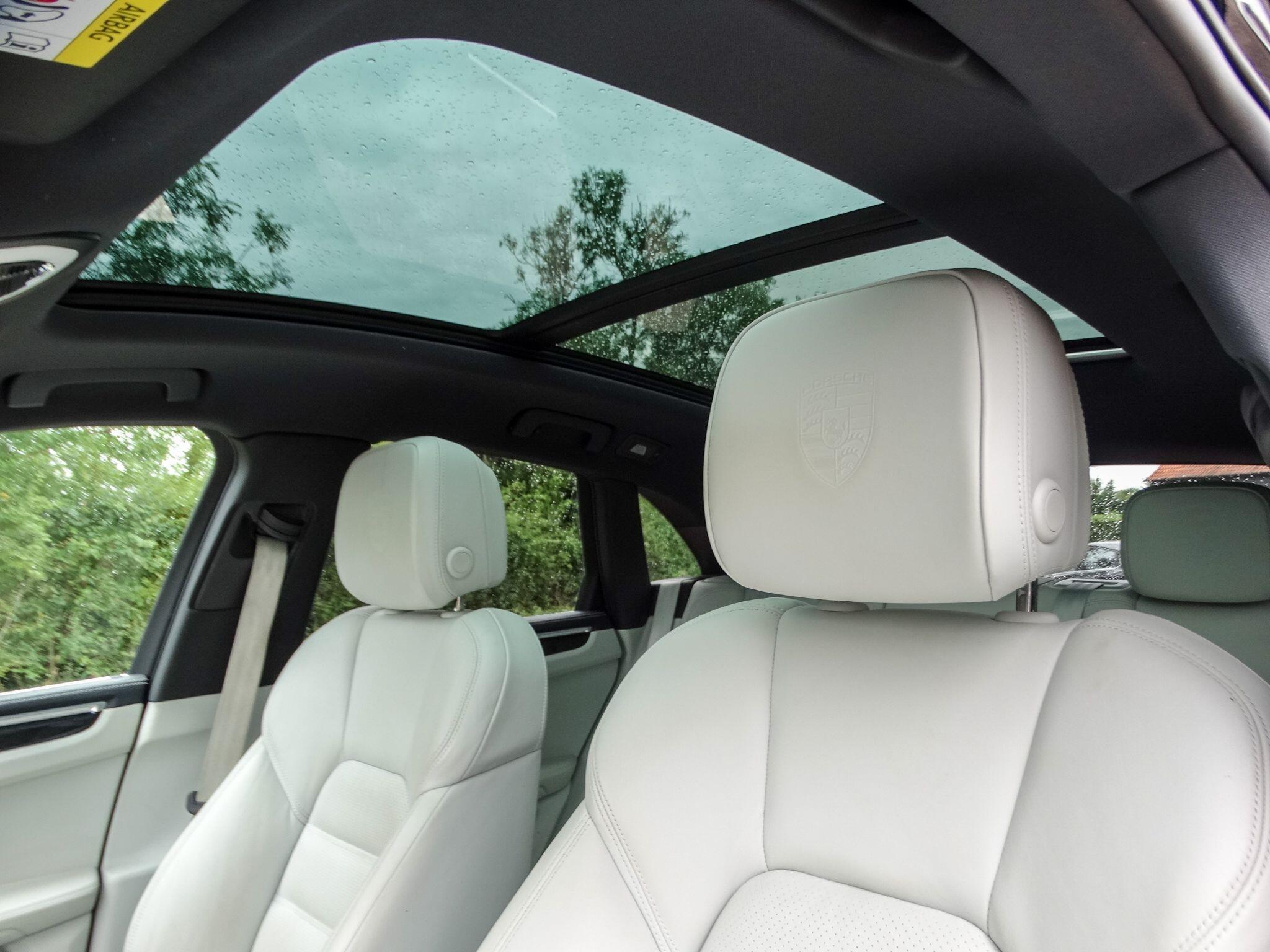 Porsche Macan view 13