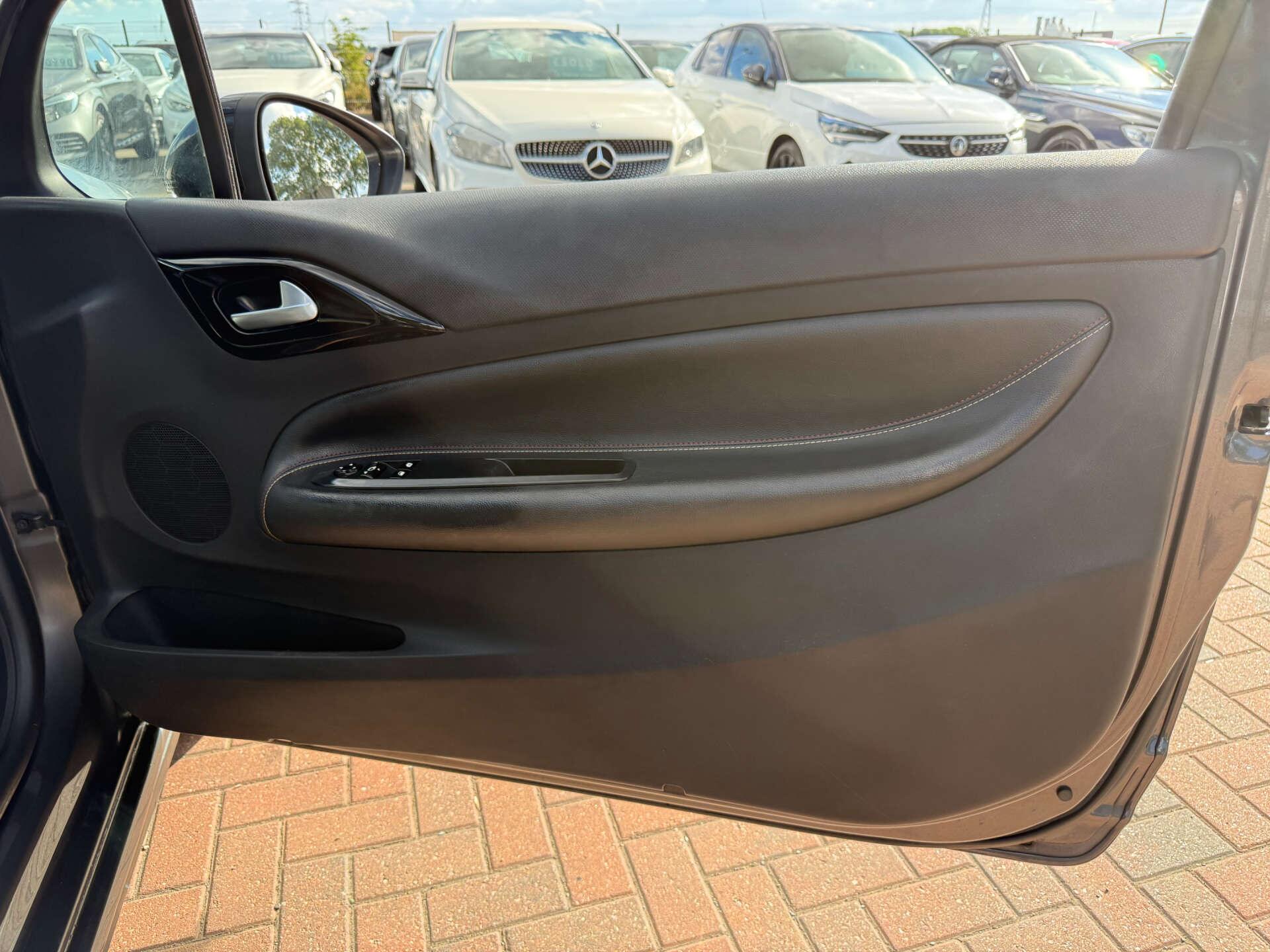 DS Automobiles DS 3 view 34