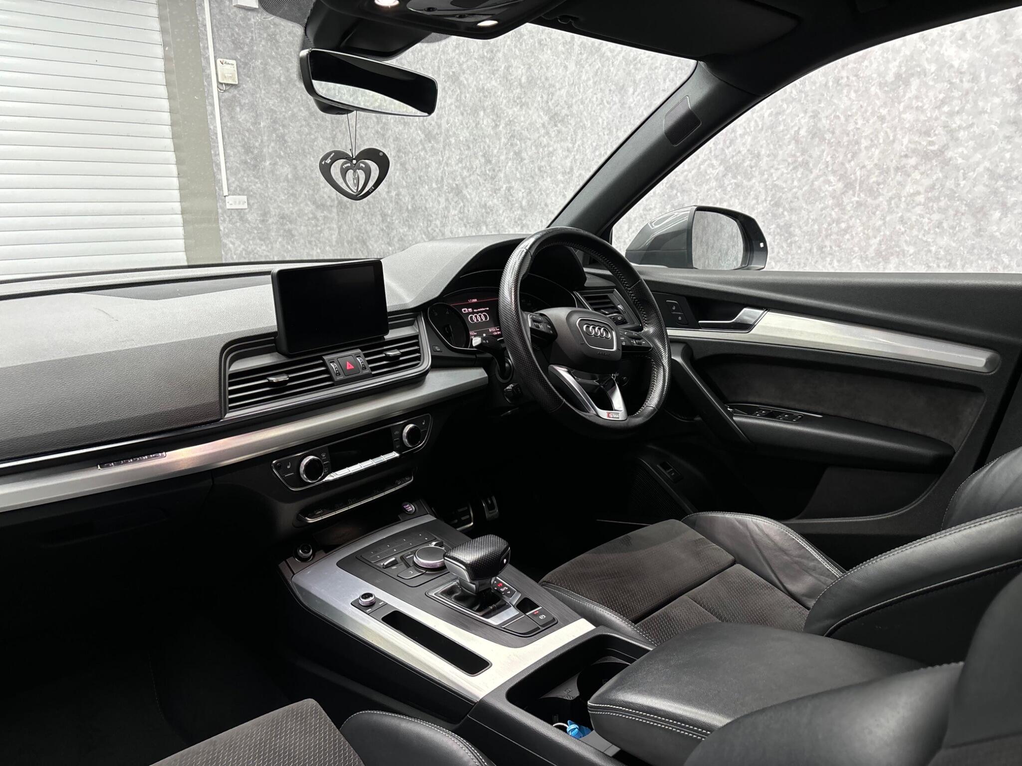 Audi Q5 view 6