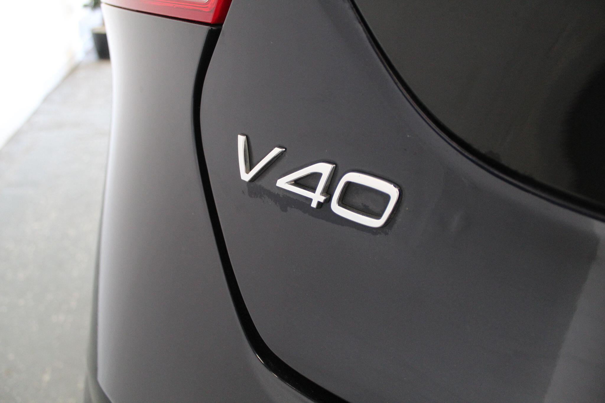 Volvo V40 Cross Country view 17