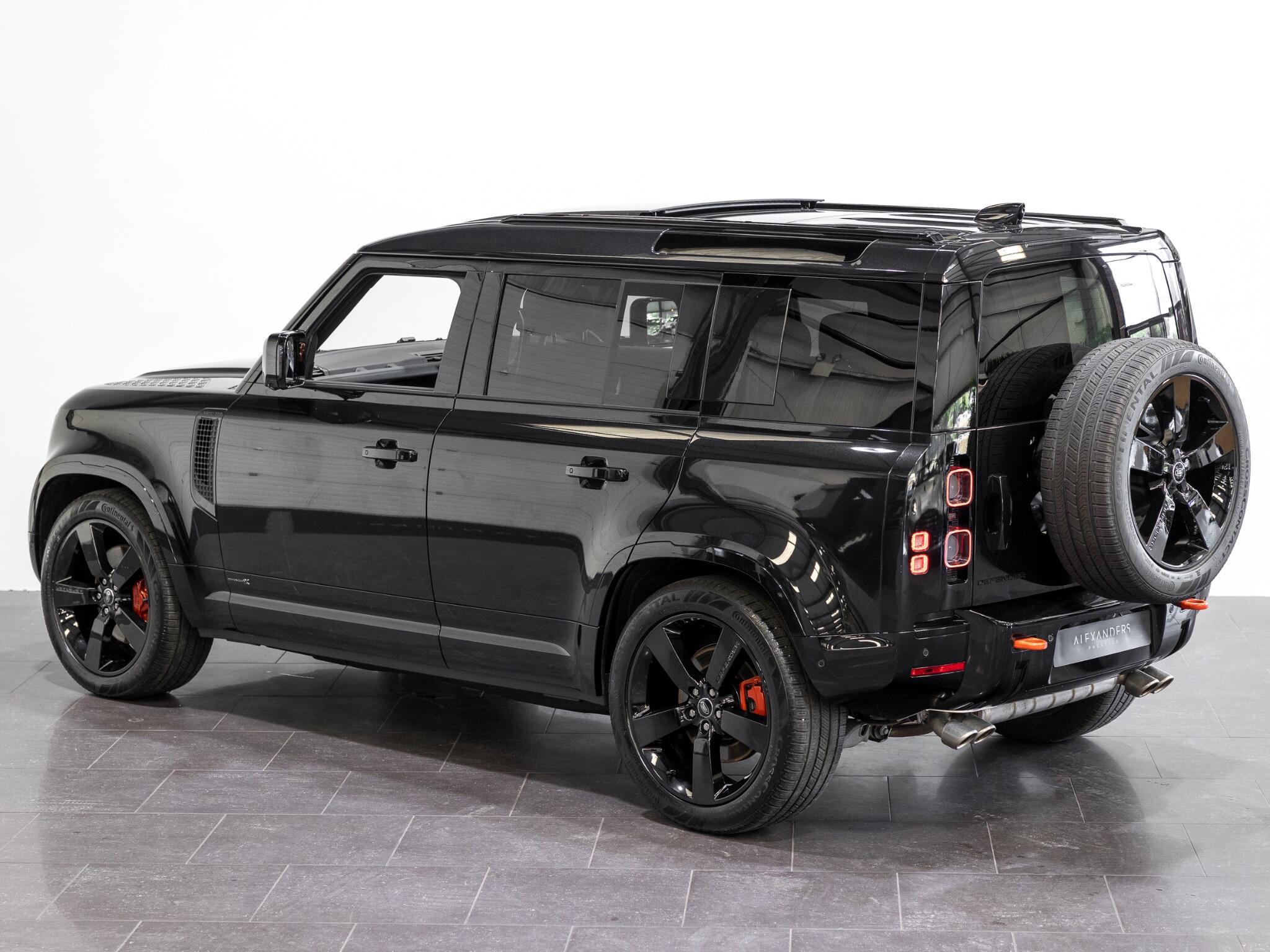 Land Rover Defender 110 view 5