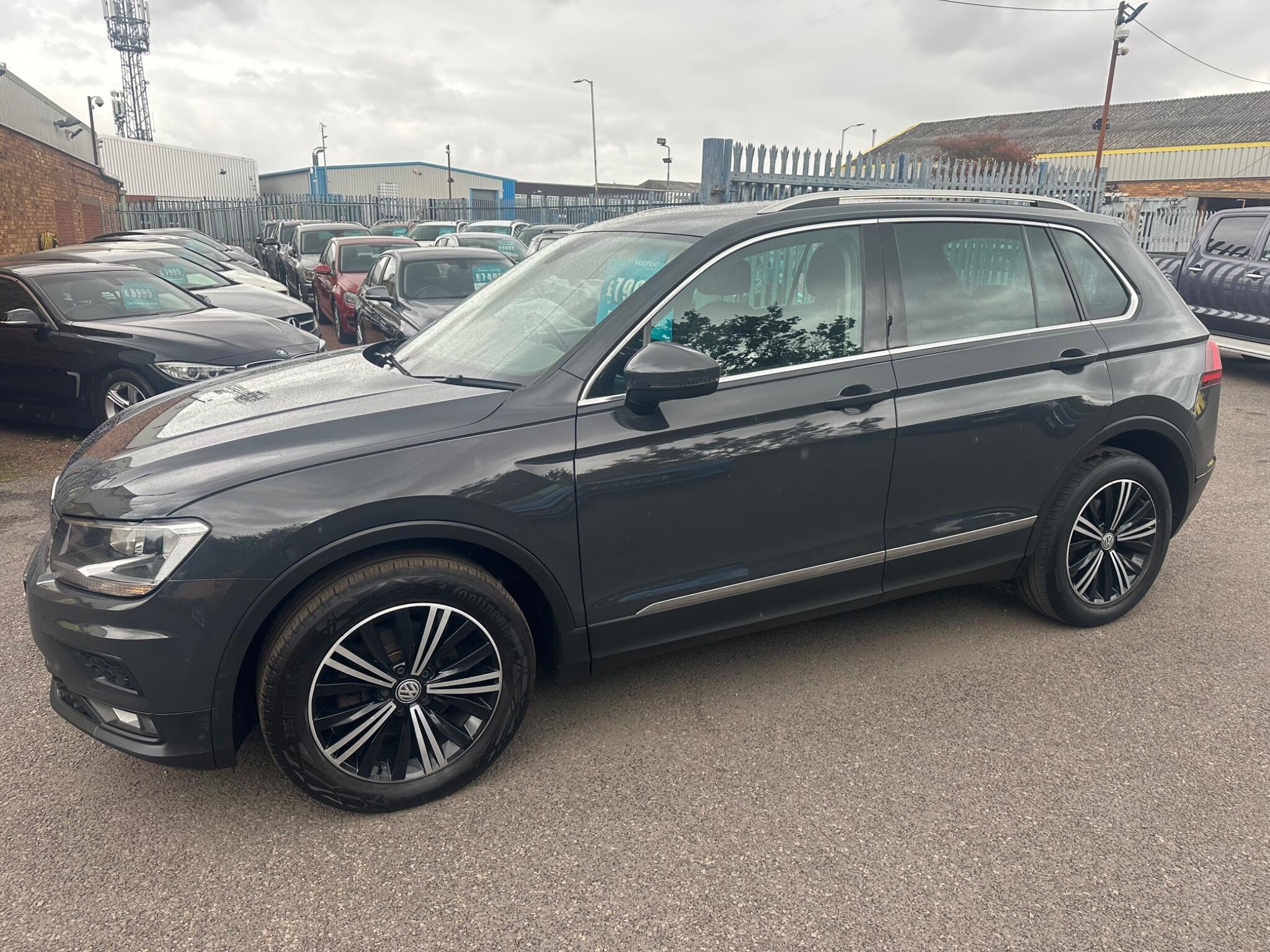 Volkswagen Tiguan view 4