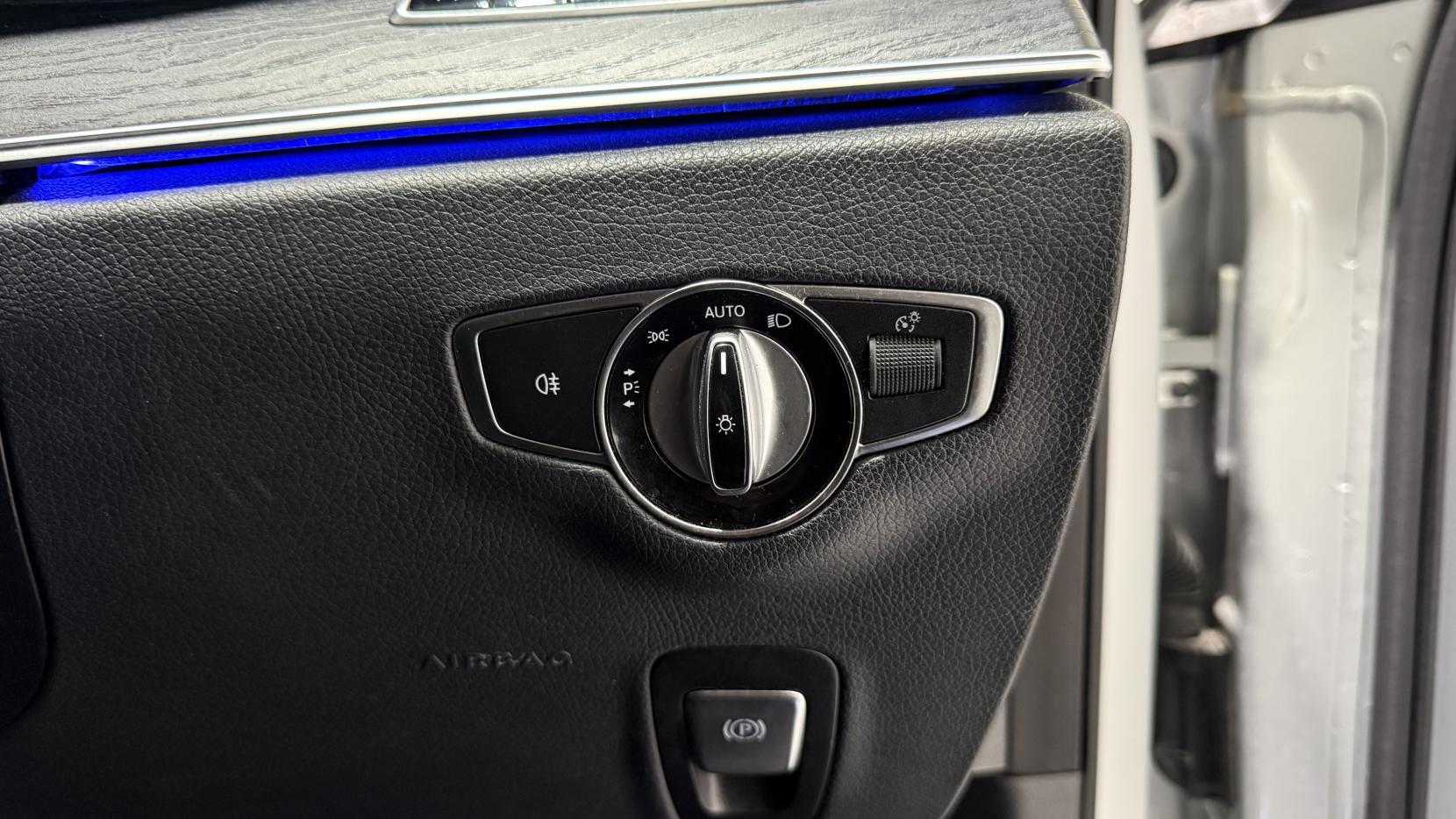 Mercedes-Benz E Class view 34