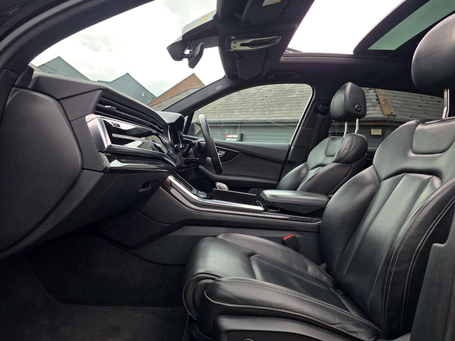 Audi Q7 view 16