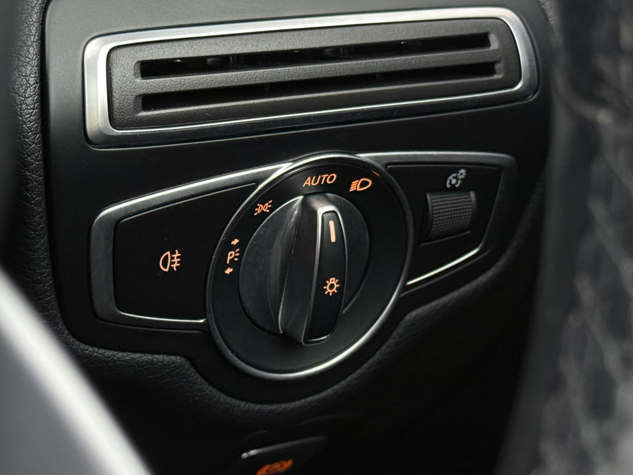 Mercedes-Benz C-Class view 23