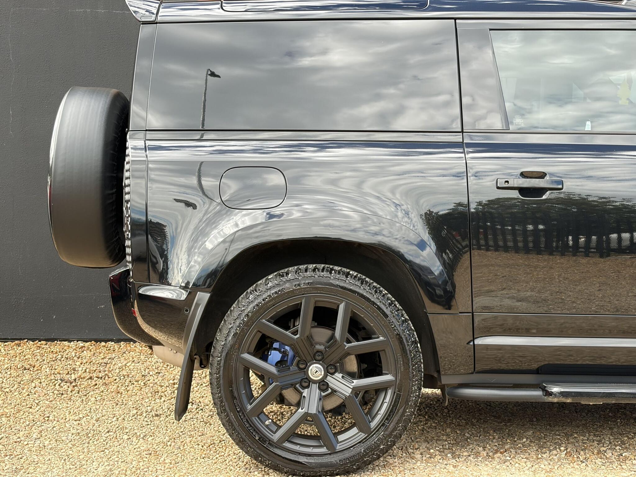 Land Rover Defender 90 view 13