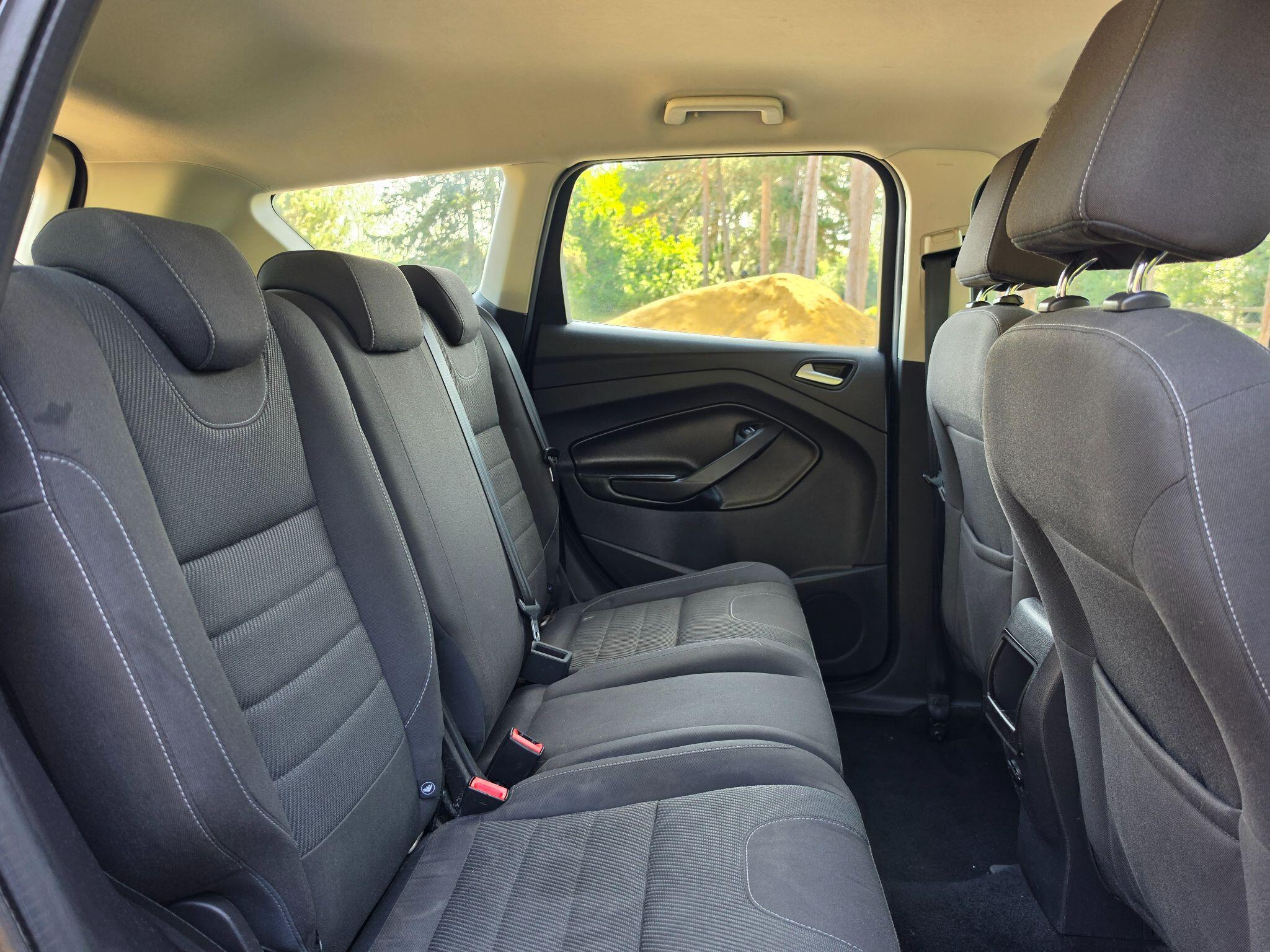 Ford Kuga view 34