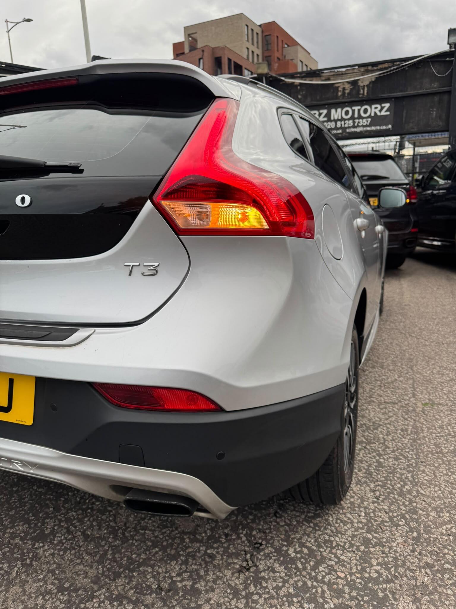 Volvo V40 Cross Country view 44