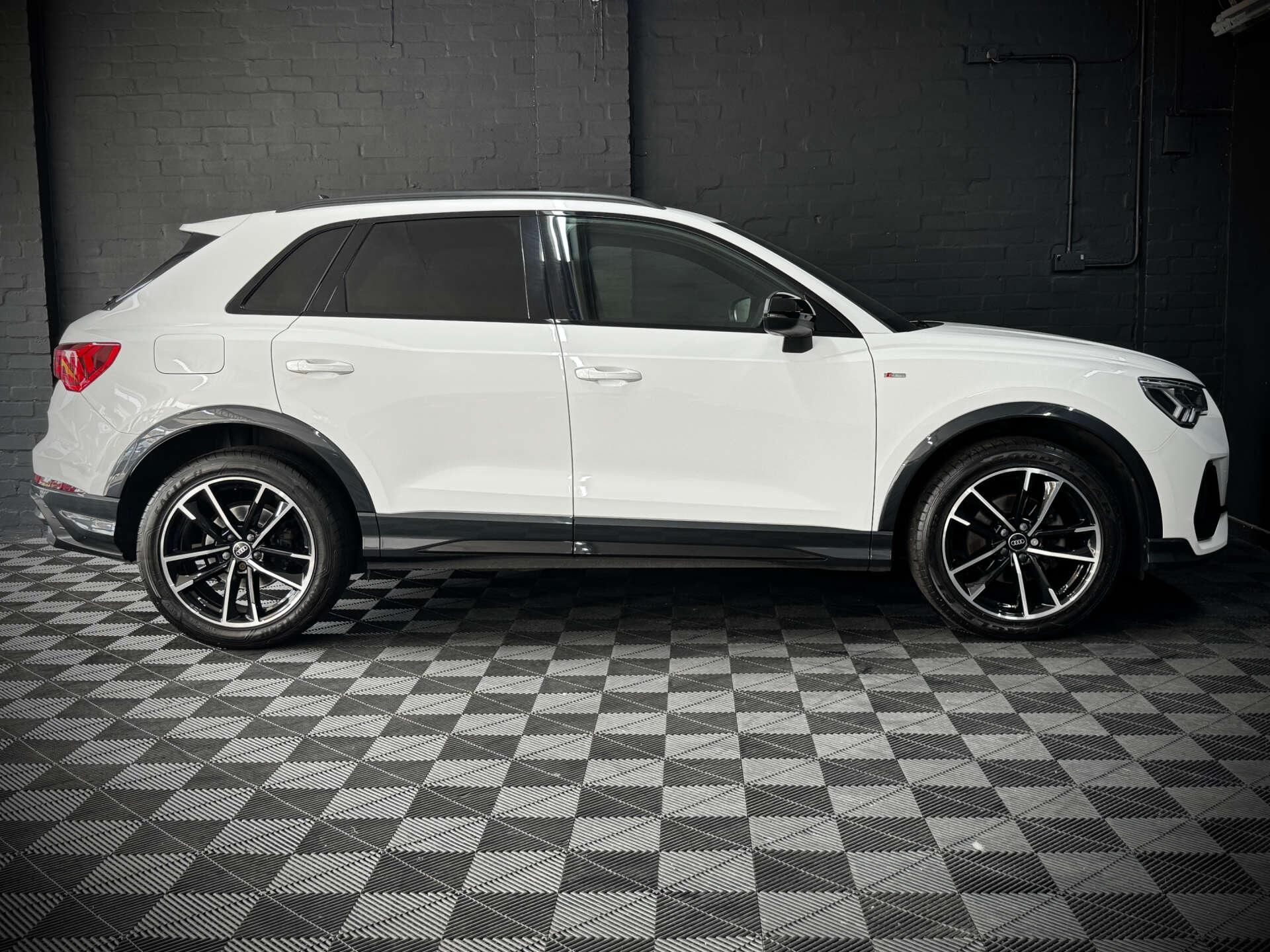 Audi Q3 view 18