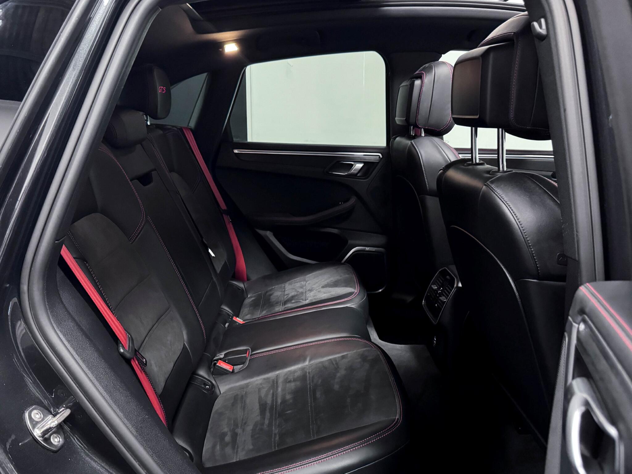 Porsche Macan view 14