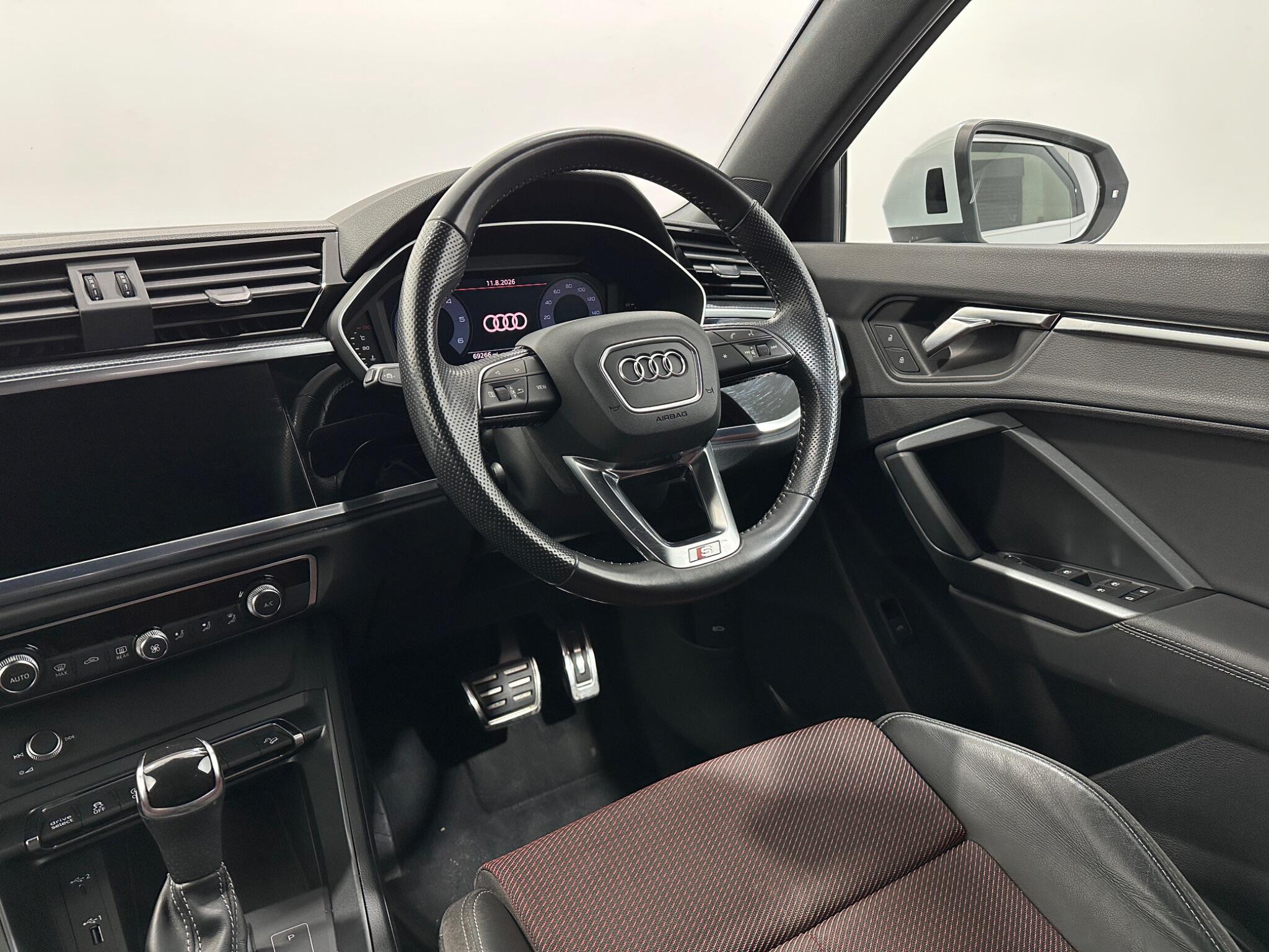 Audi Q3 view 12
