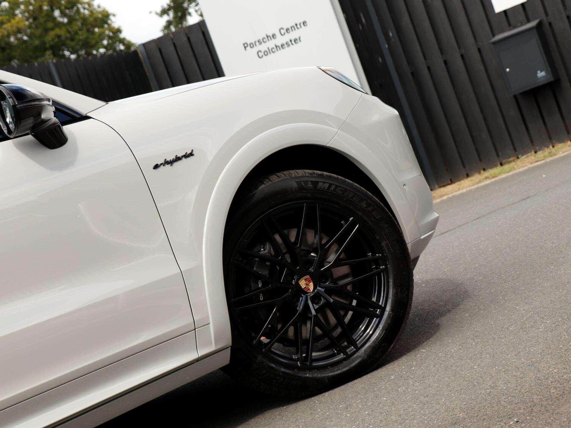 Porsche Cayenne view 31