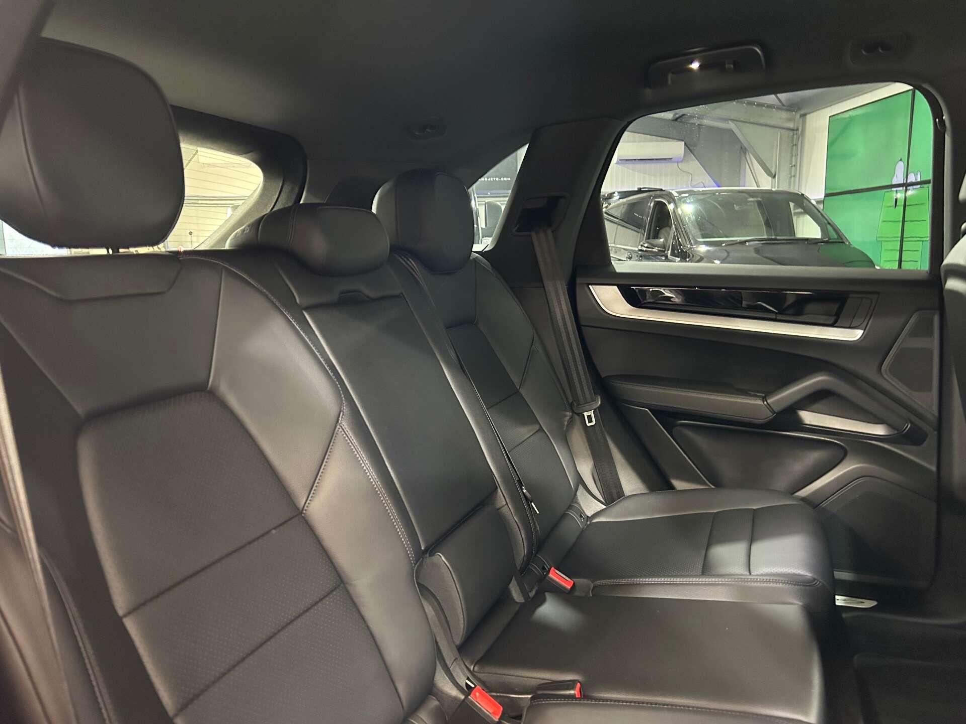Porsche Cayenne view 32