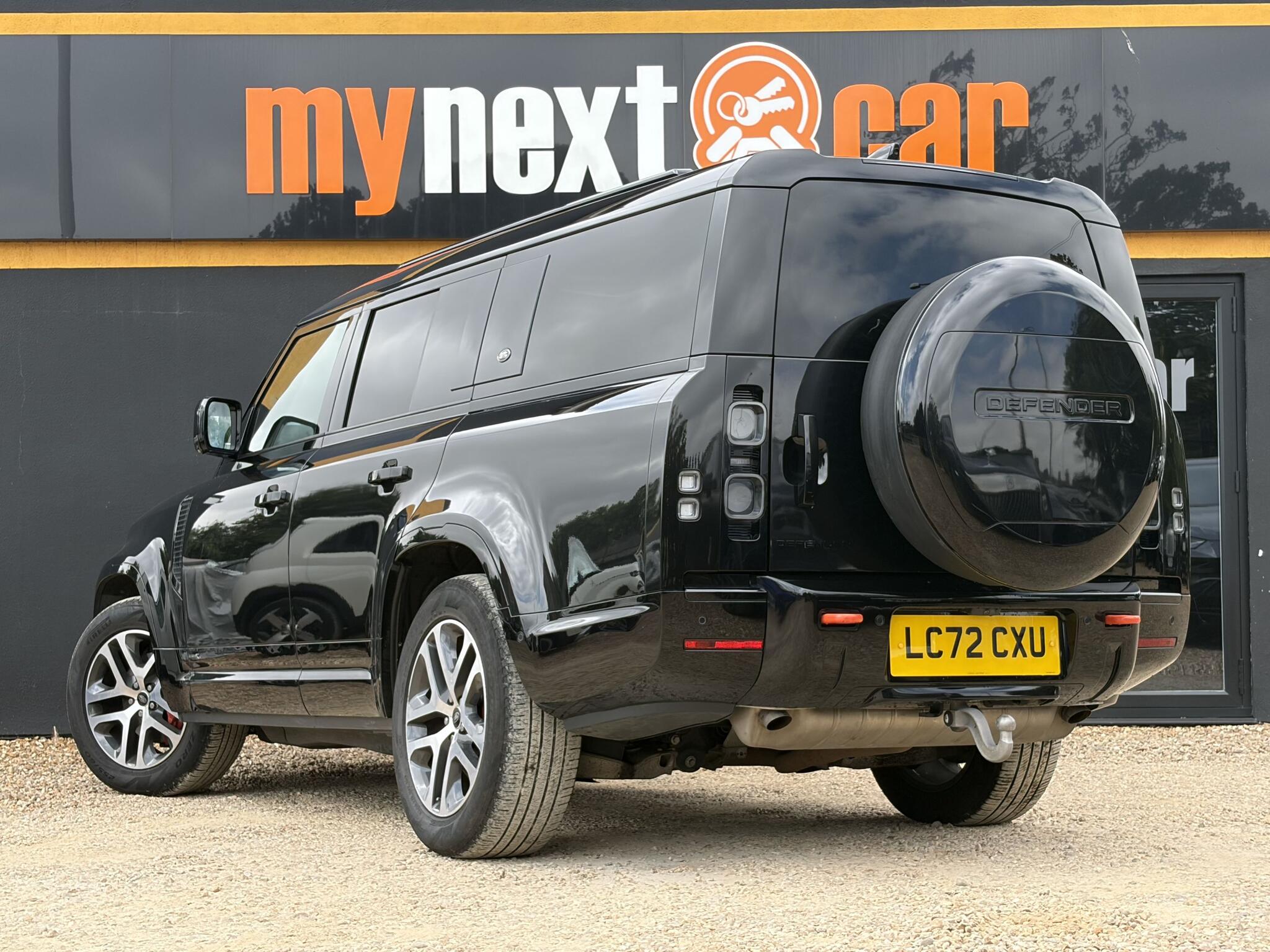 Land Rover Defender 130 view 7