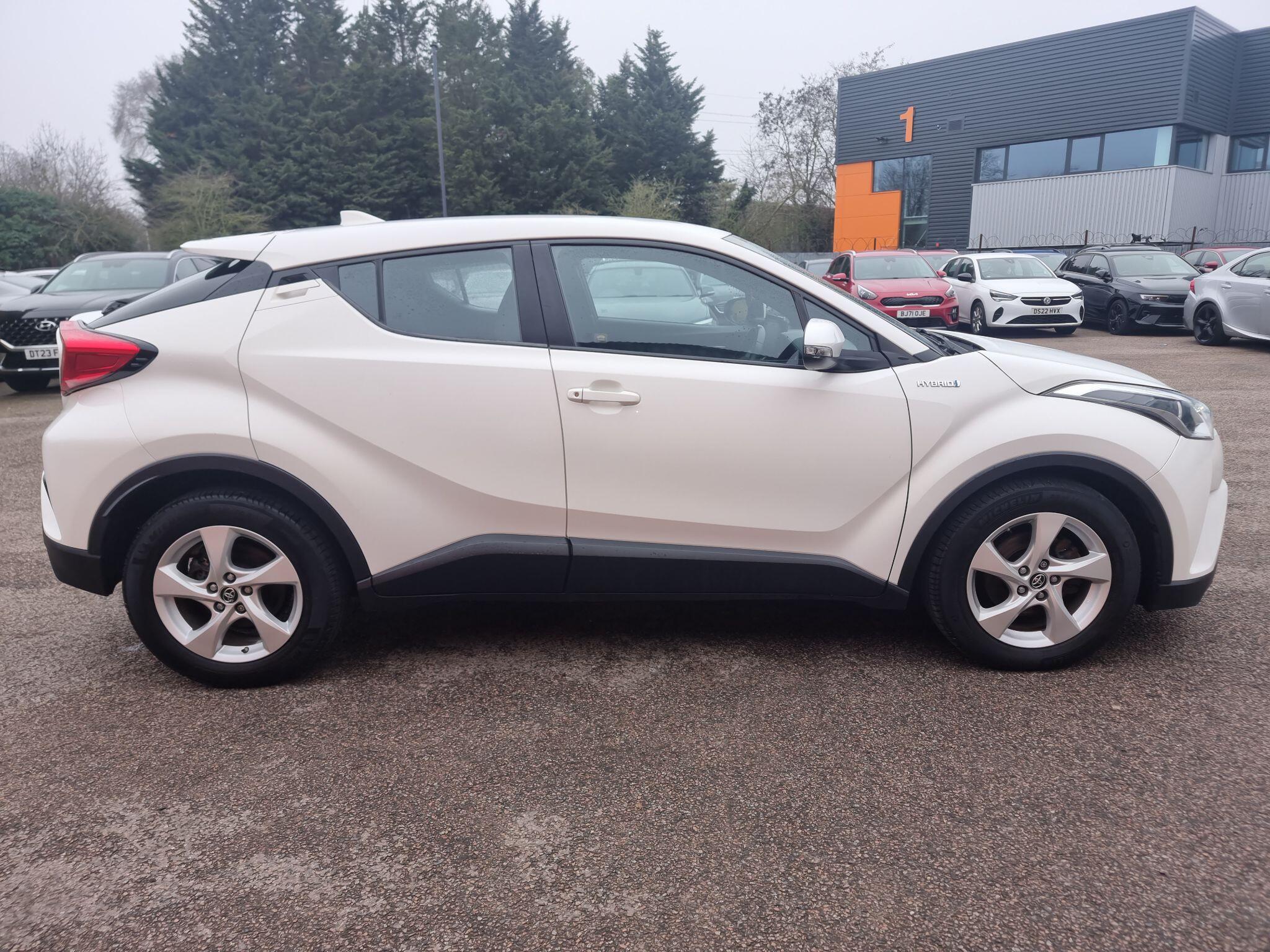 Toyota C-HR view 3