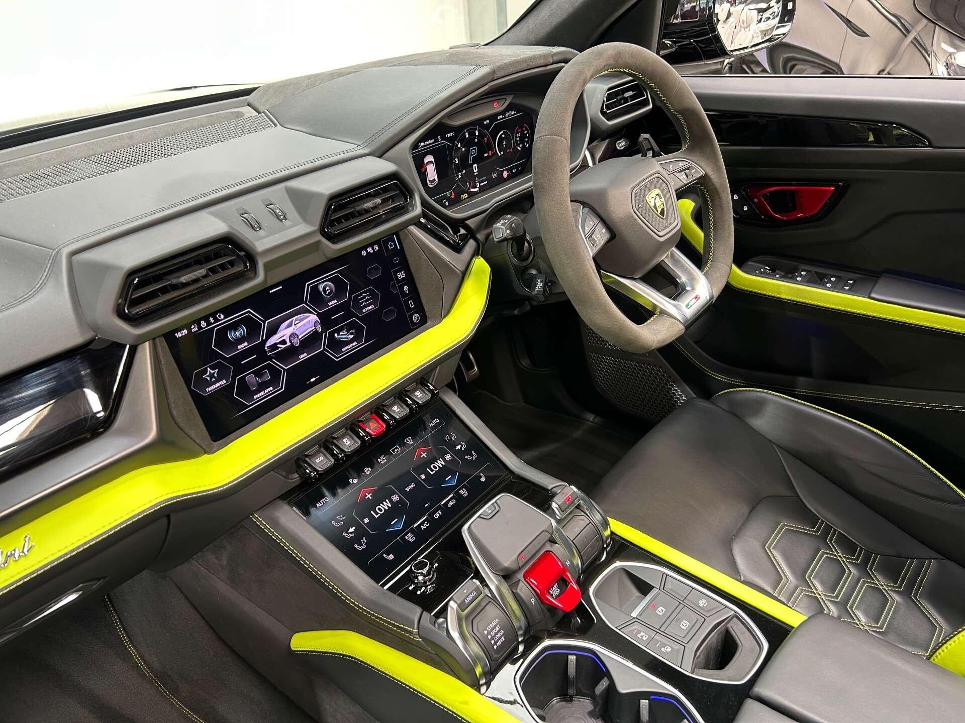 Lamborghini Urus view 45