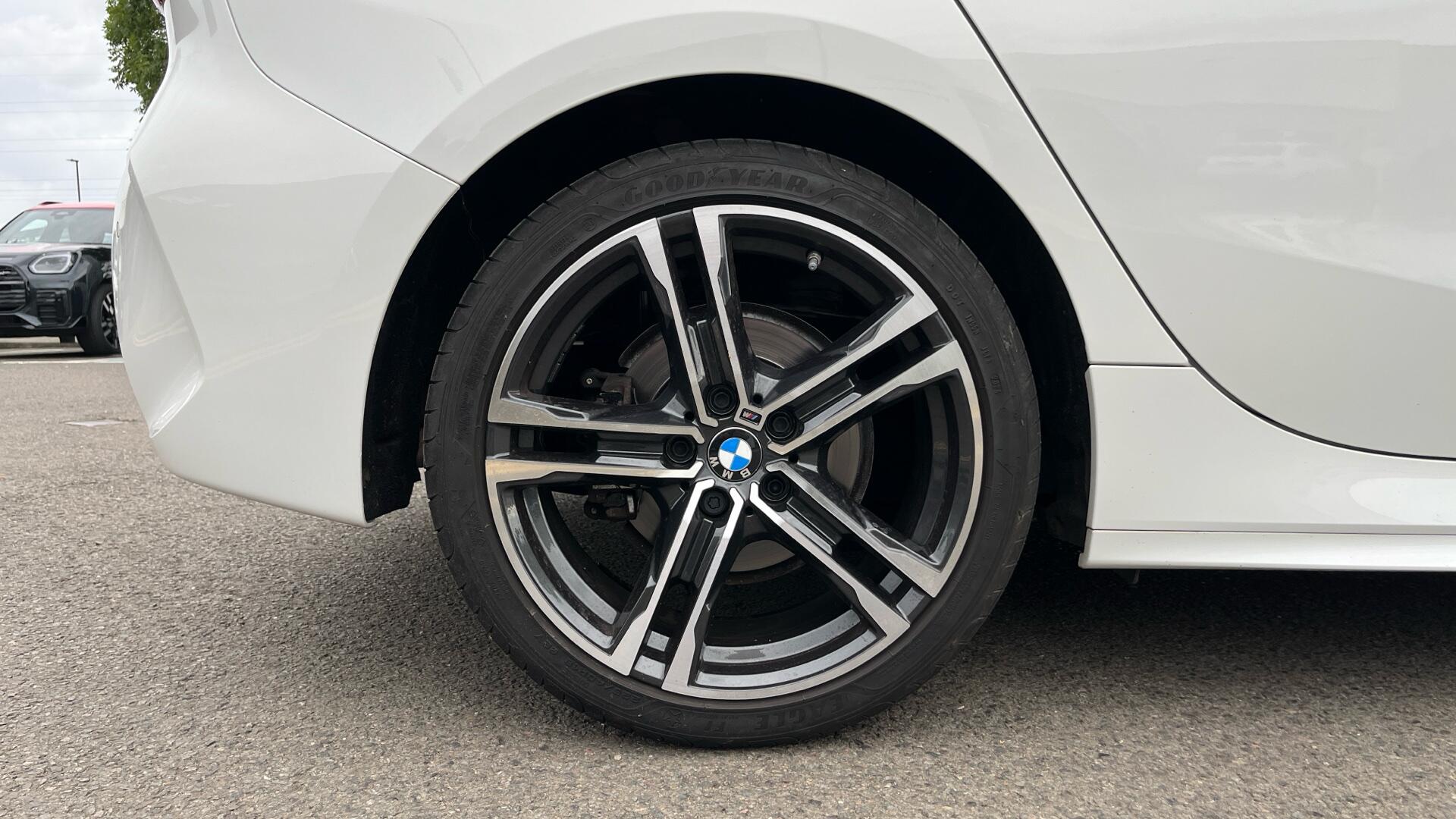 BMW 1 Series view 14