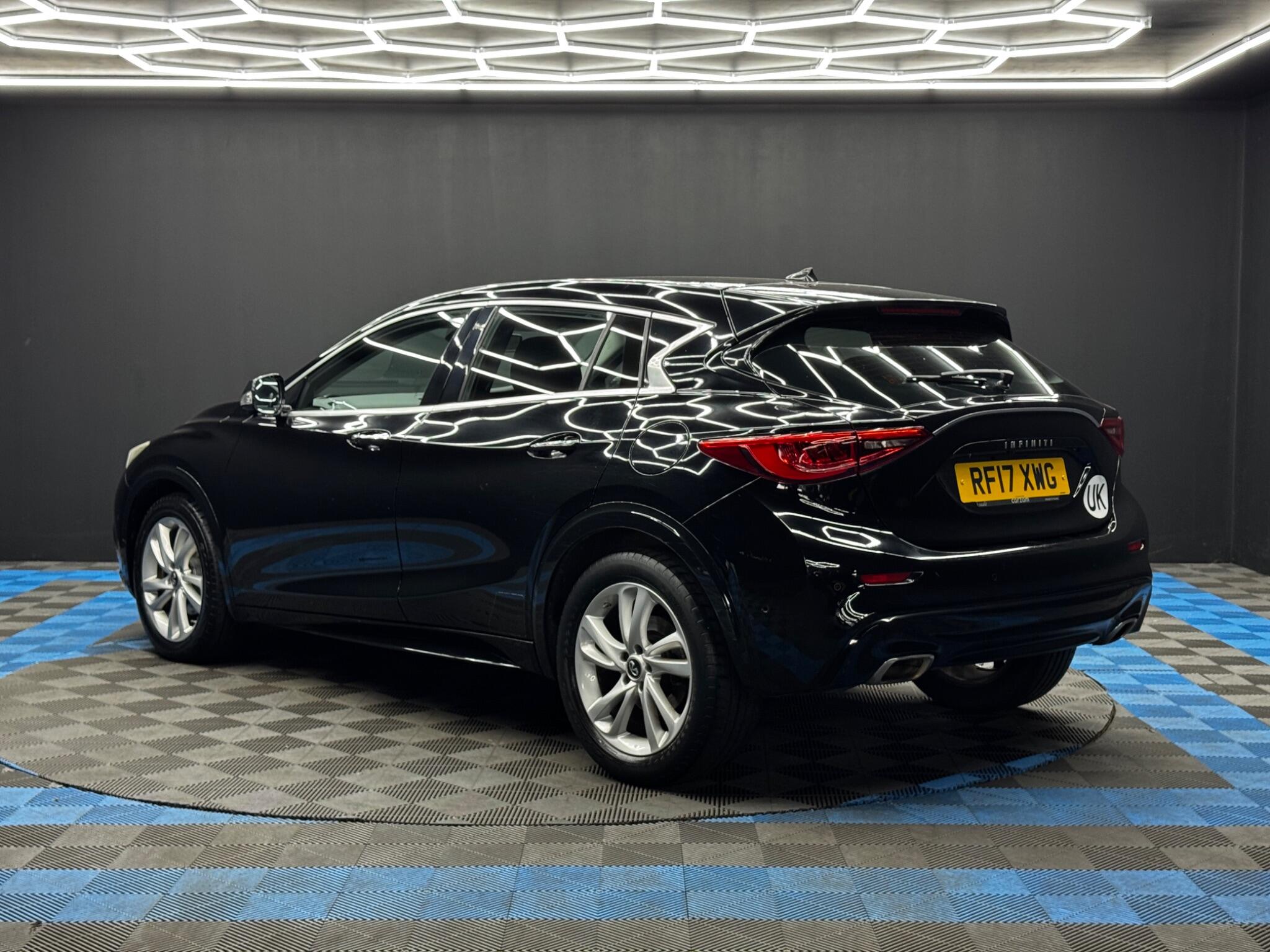 Infiniti Q30 view 7