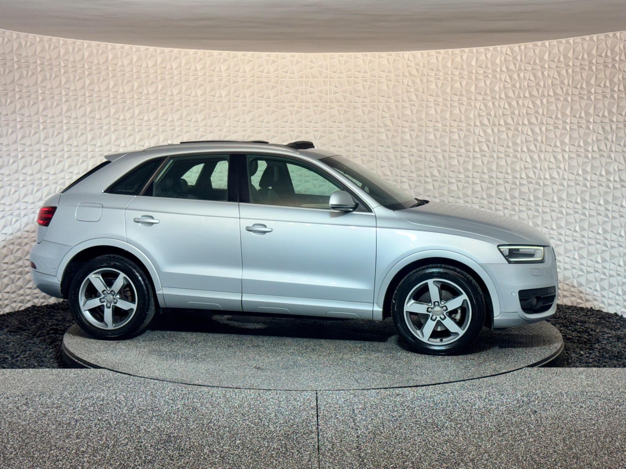 Audi Q3 view 8