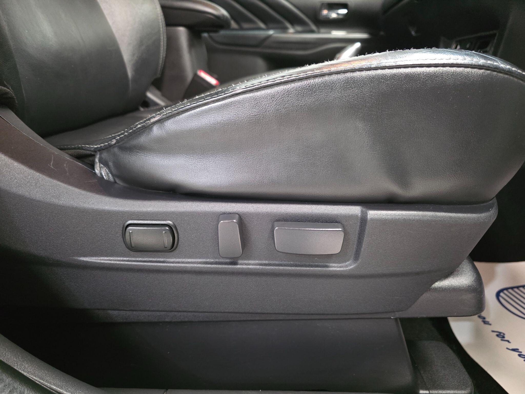 Mitsubishi Outlander view 14